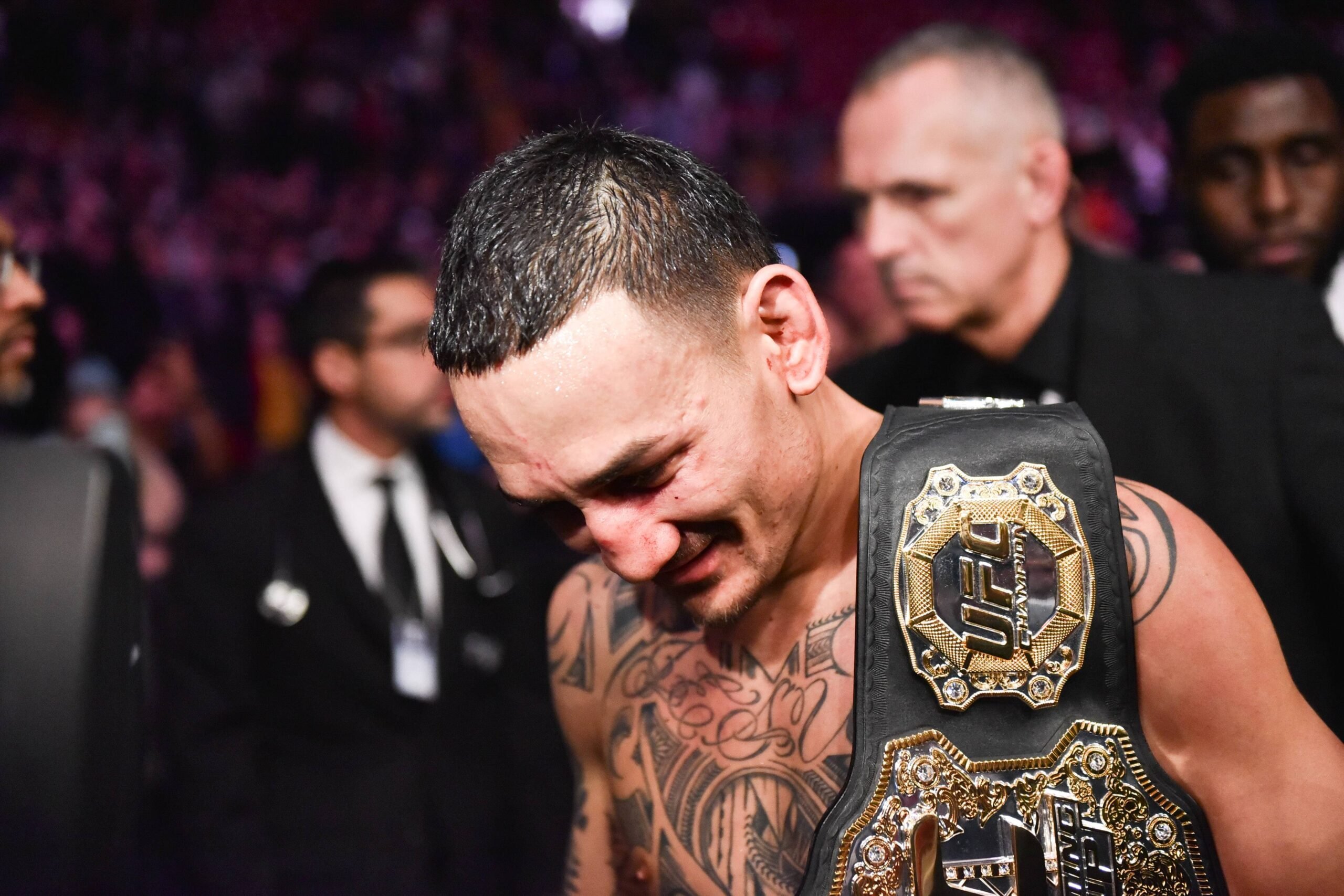 Max Holloway with his UFC title belt in 2018.