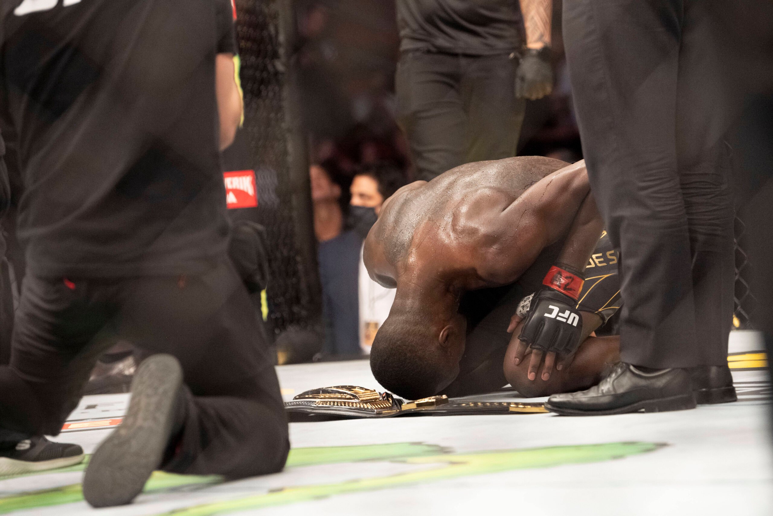 Israel Adesanya knocked out Alex Pereira in the UFC 287 main event