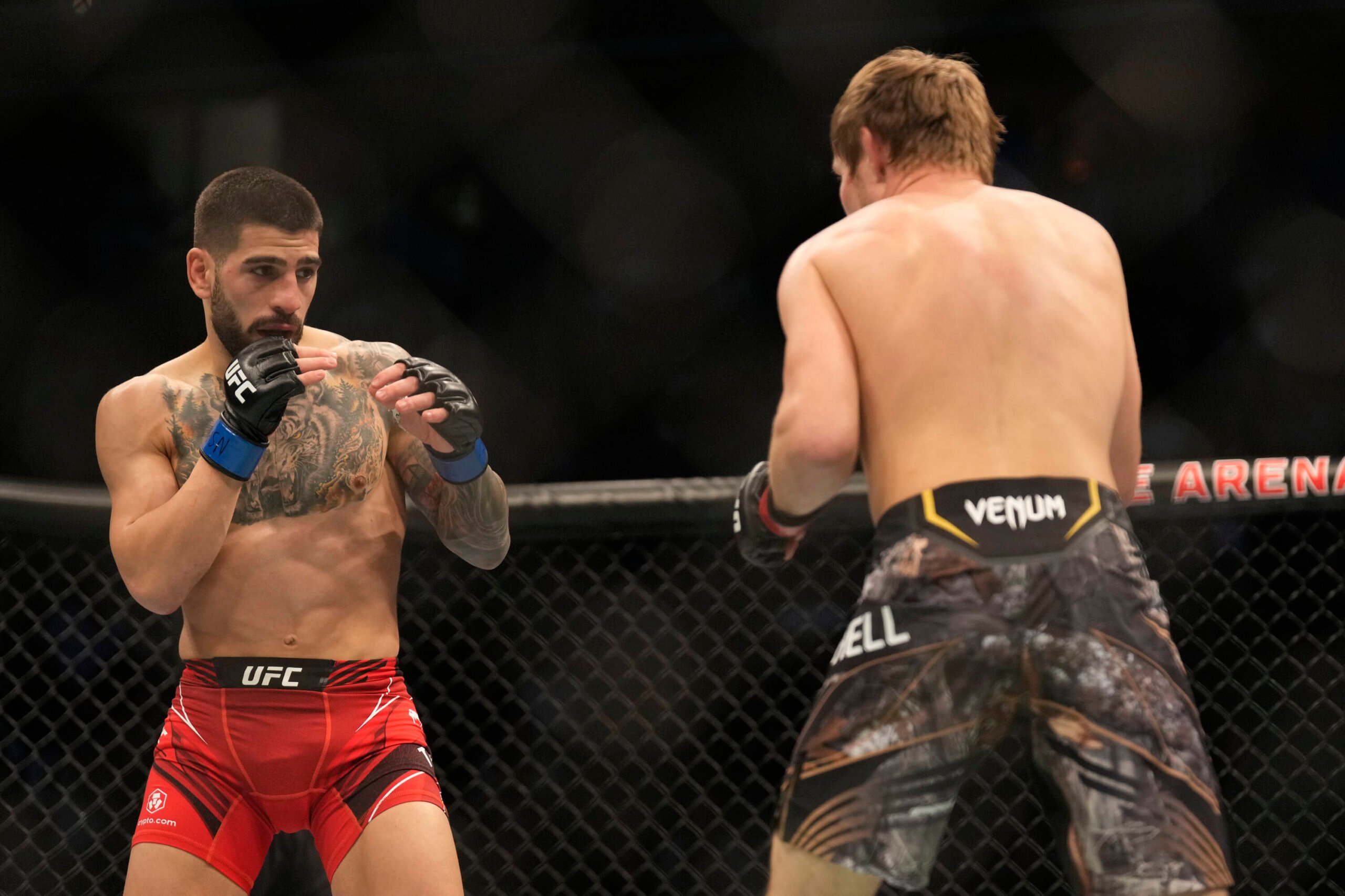 IMAGO / ZUMA Wire December 10, 2022, Las Vegas, Nevada, Las Vegas, NV, United States: LAS VEGAS, NV - DECEMBER 10: (R-L) Bryce Mitchell battles Ili...