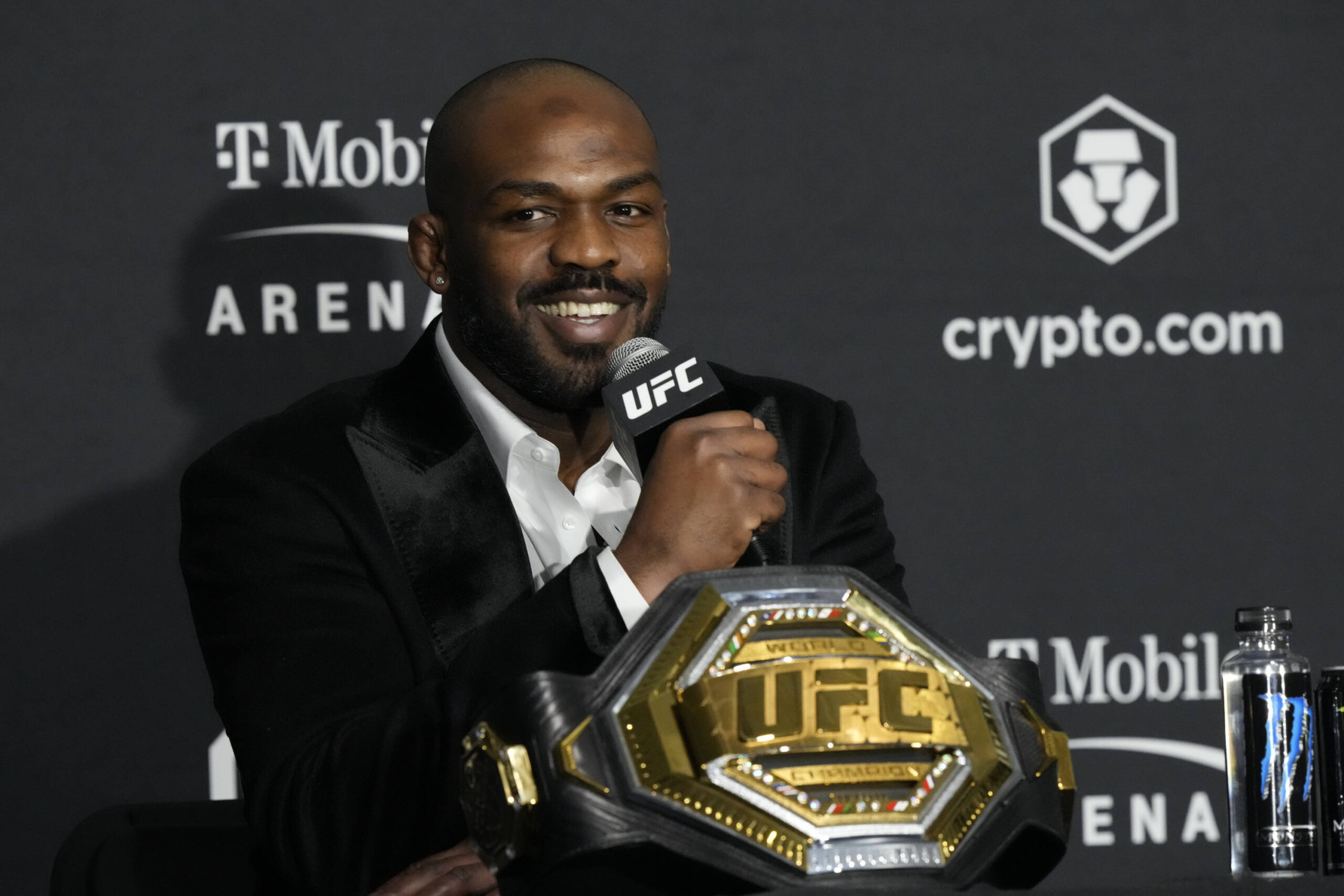Jon Jones with his title. IMAGO/ZUMA Wire