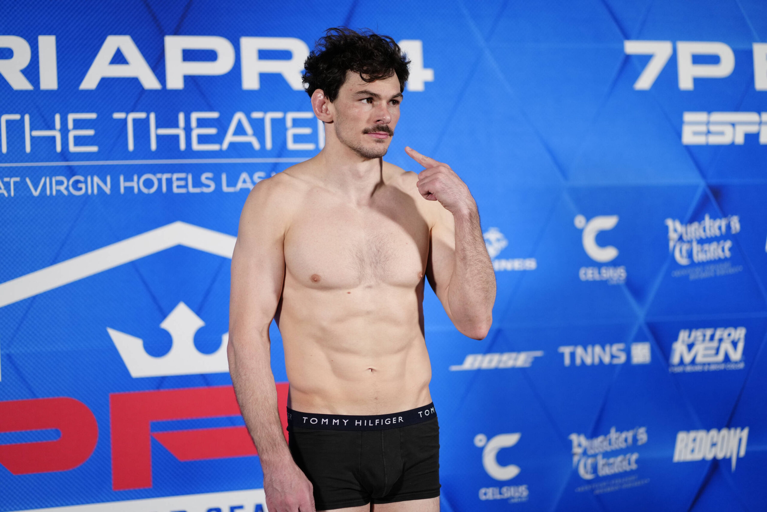 Olivier Aubin-Mercier defeated Shane Burgos at PFL 3