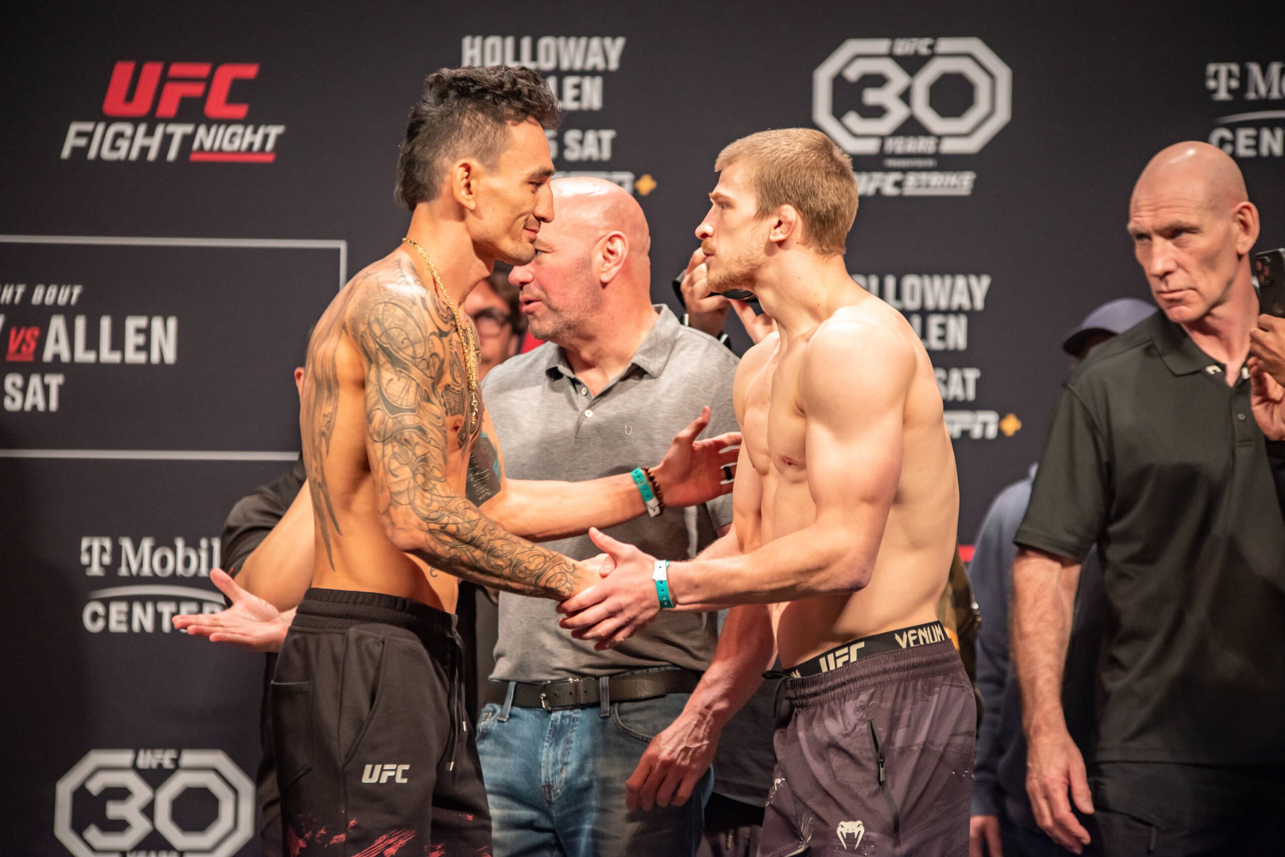 Max Holloway and Arnold Allen meet at UFC Fight Night: Holloway vs. Allen in Kansas City, MO. IMAGO / ZUMA Wire
