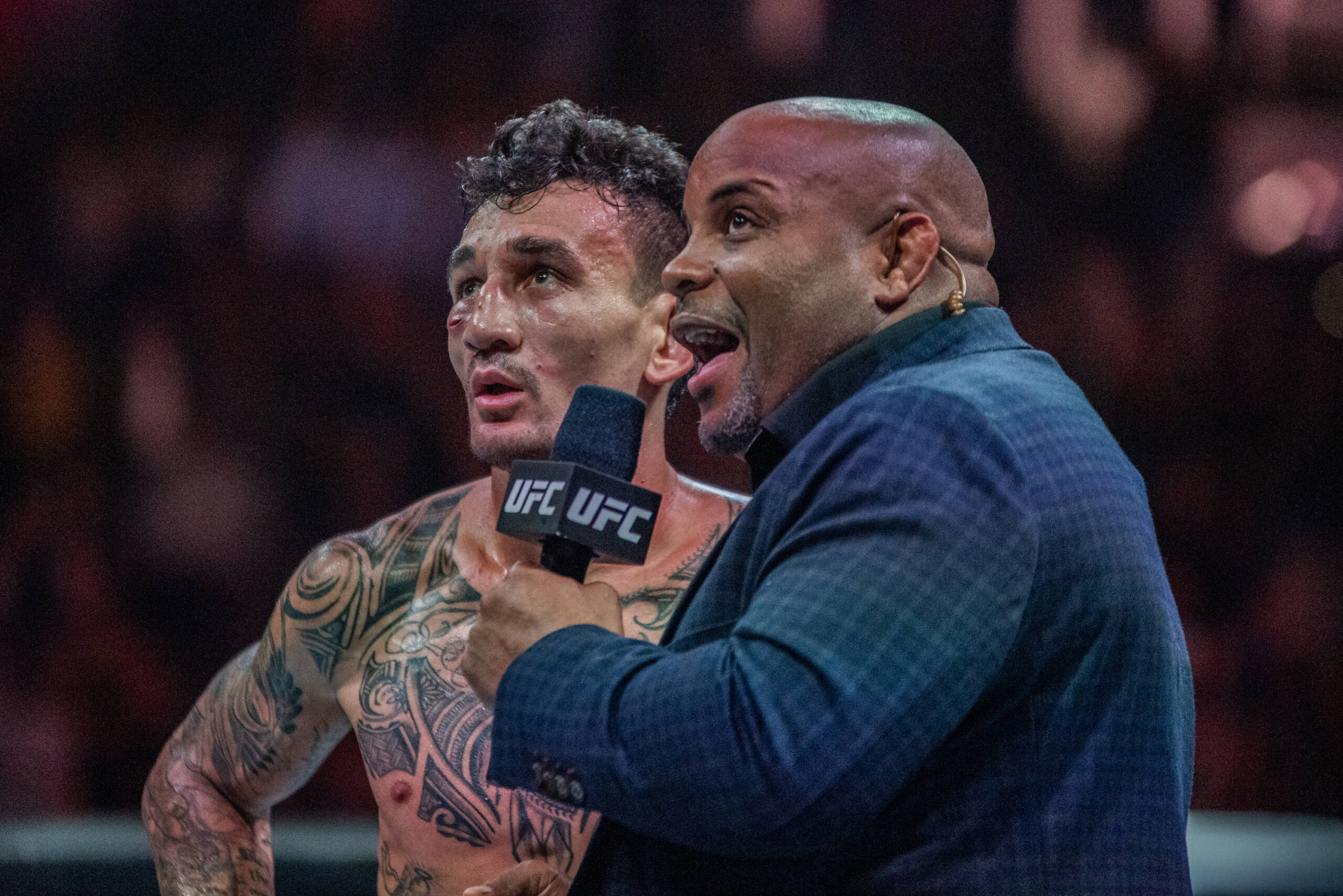 April 15, 2023, Kansas City, MO, Missouri, USA: KANSAS Kansas City, MO, MISSOURI - APRIL 15: Max Holloway talks to Danie