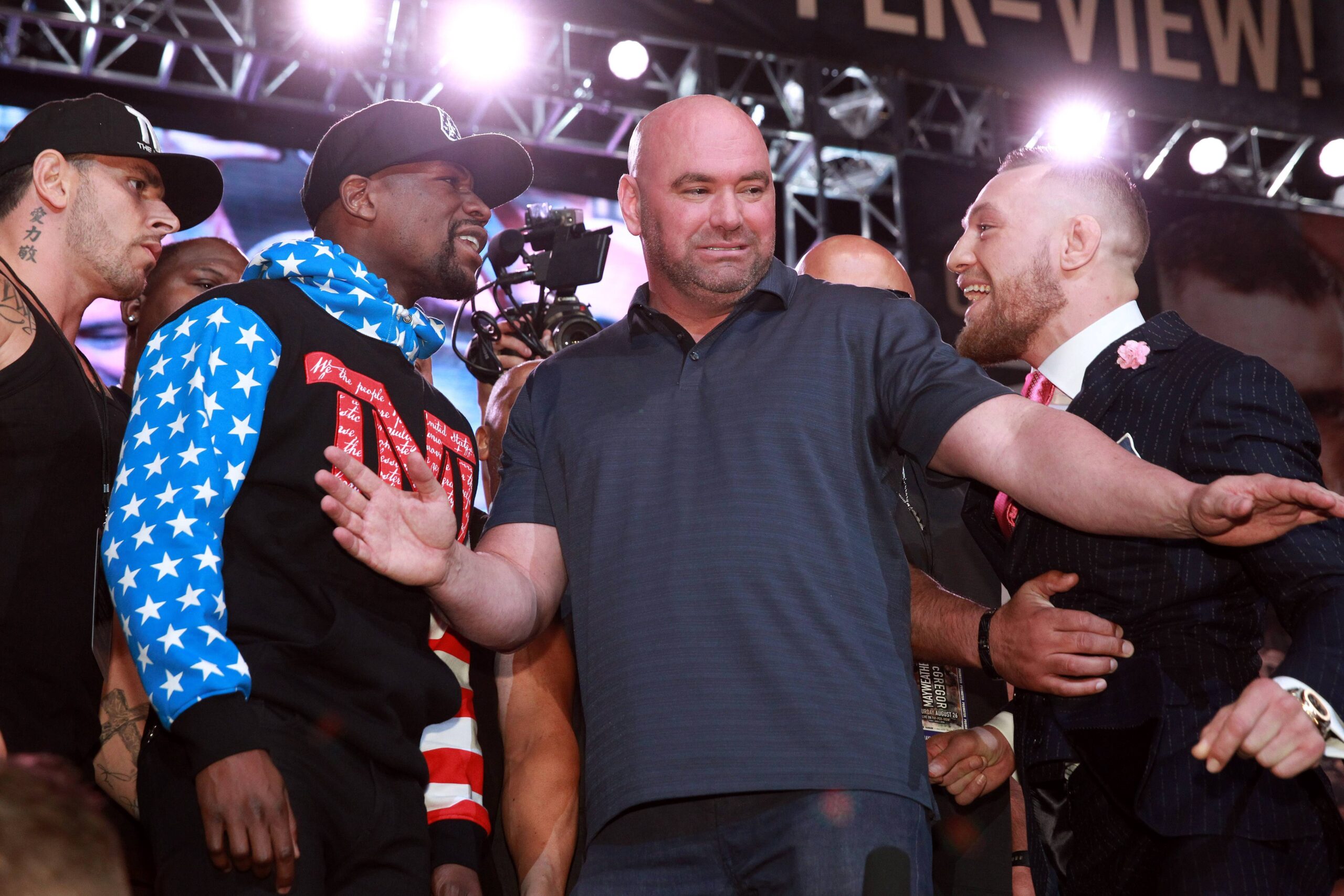 Floyd Mayweather, Dana White and Conor McGregor. IMAGO/ZUMA Wire
