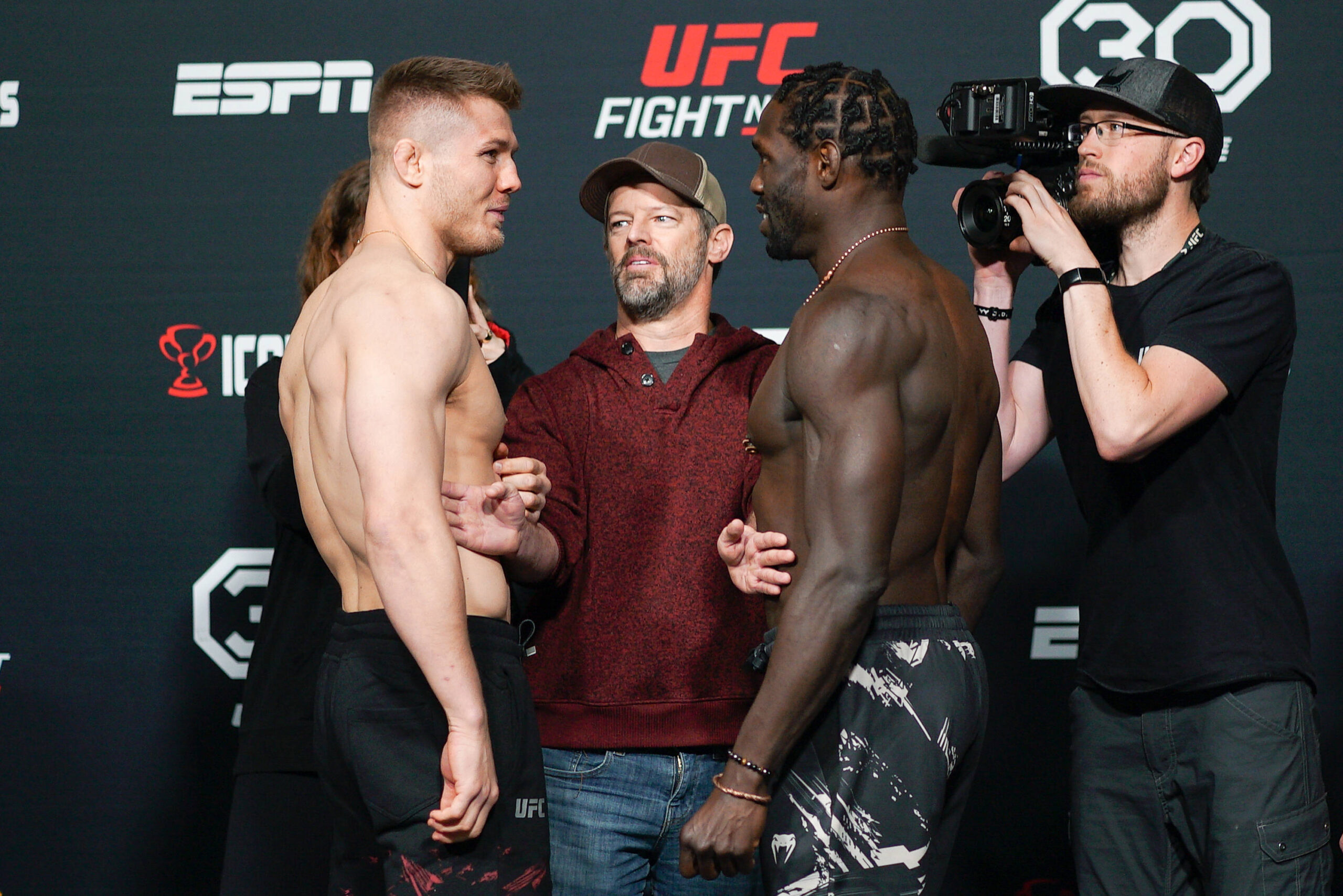 Vettori and Cannonier face off for their UFC Fight Night main event.