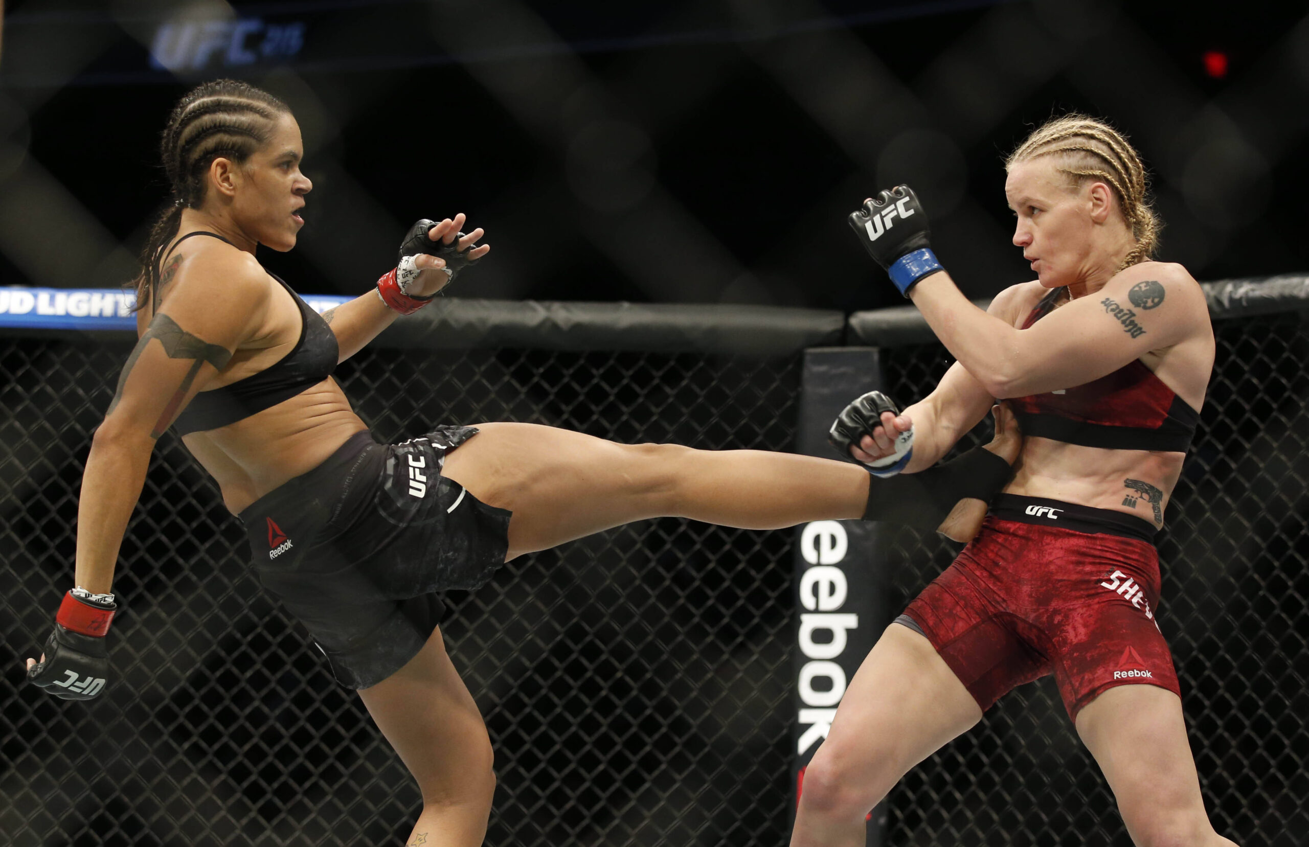 Amanda Nunes kicks Valentina Shevchenko at UFC 215.