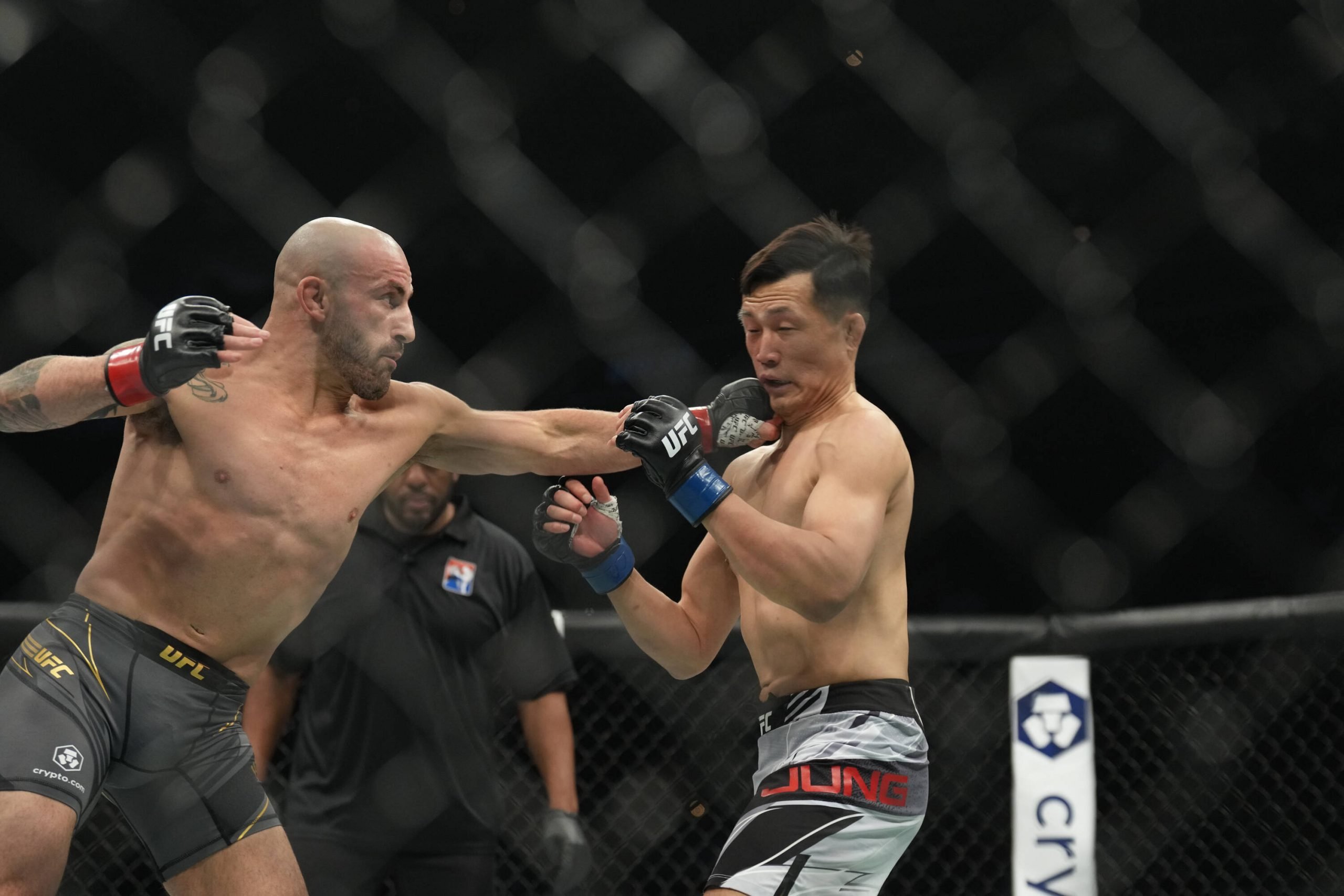 Alexander Volkanovski lands a jab on the Korean Zombie.