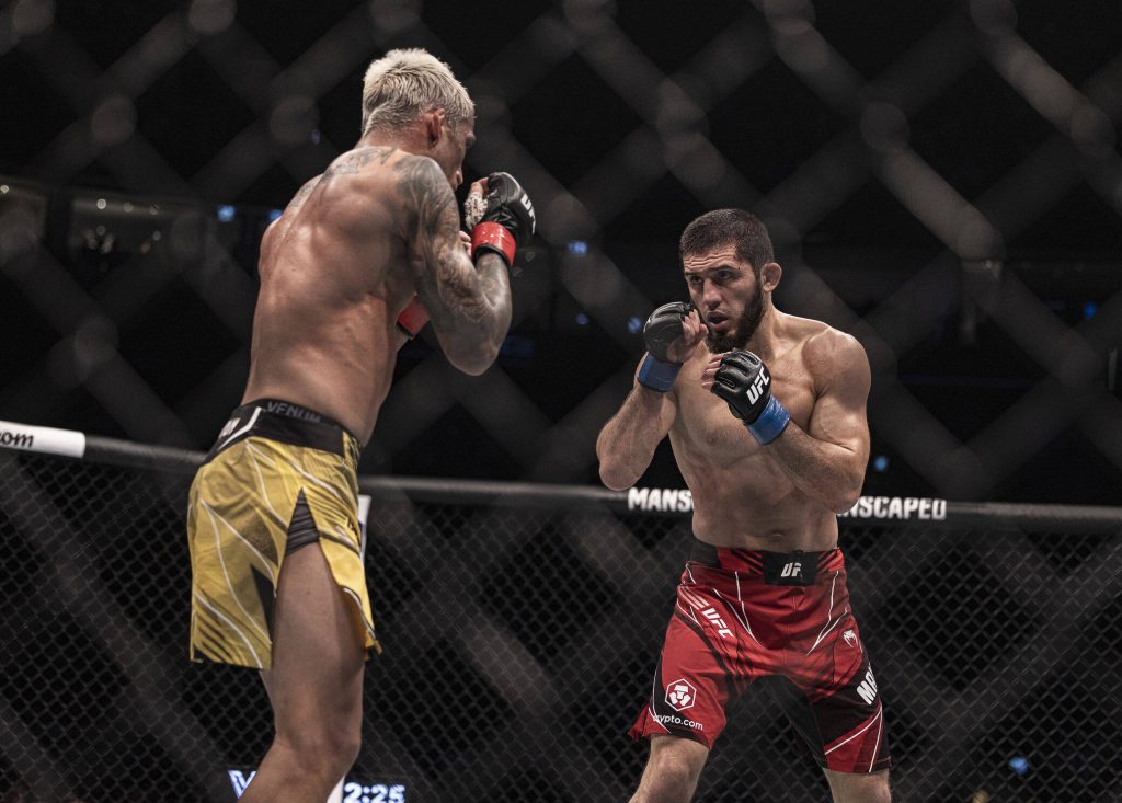 MMA: UFC 280-Oliveira vs Makhachev Oct 22, 2022; Abu Dhabi, UAE; Charles Oliveira (red gloves) and Islam Makhachev (blue gloves) during UFC 280 at Etihad Arena. Abu Dhabi UAE, EDITORIAL USE ONLY PUBLICATIONxINxGERxSUIxAUTxONLY Copyright: xCraigxKidwellx 20221022_jla_ooo_483