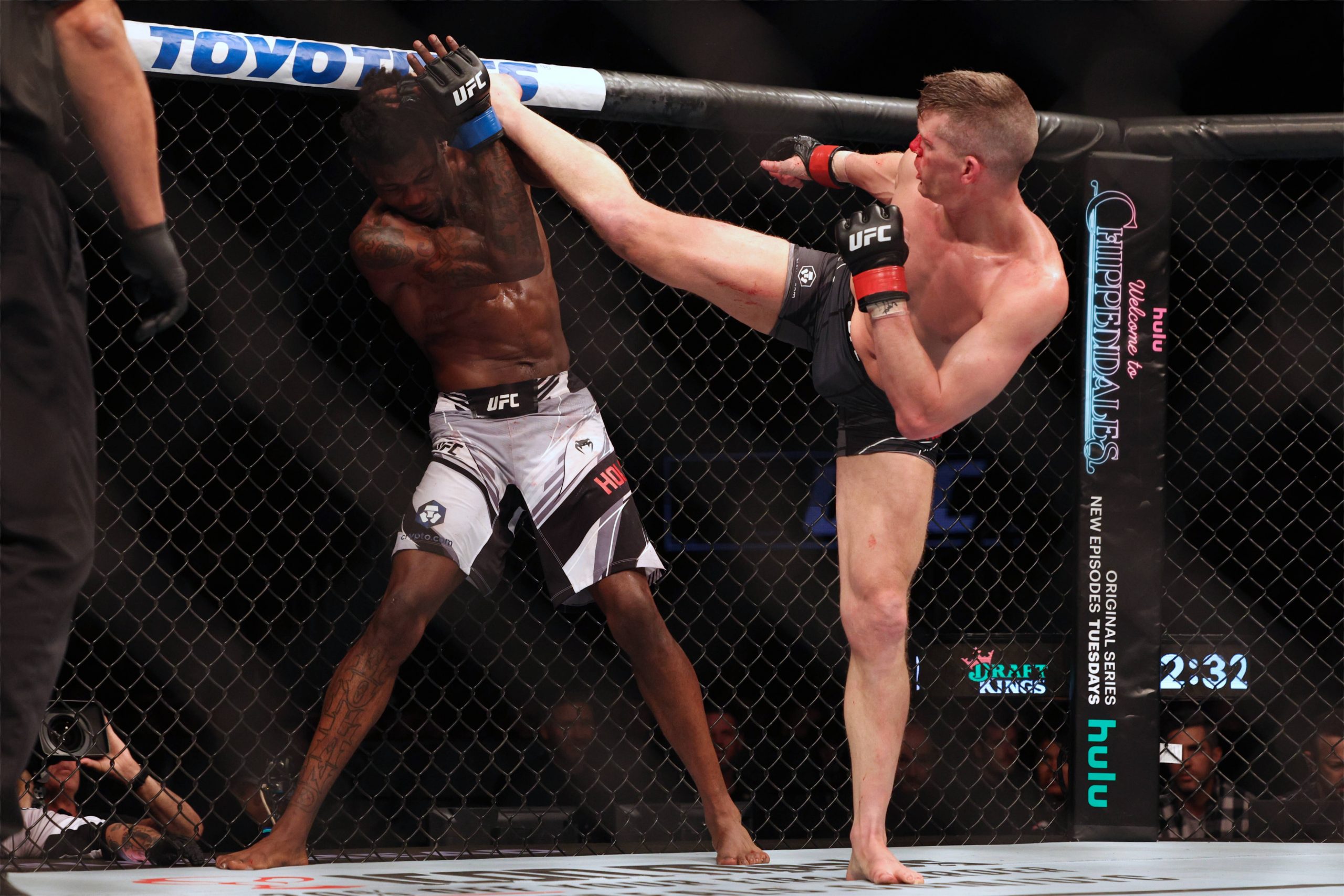 MMA: UFC Fight Night - Orlando - Thompson vs Holland Dec 3, 2022; Orlando, Florida, USA; Stephen Thompson (red gloves) fights Kevin Holland (blue gloves) during UFC Fight Night at Amway Center. Orlando Amway Center Florida USA, EDITORIAL USE ONLY PUBLICATIONxINxGERxSUIxAUTxONLY Copyright: xNathanxRayxSeebeckx 20221204_szo_fo8_0448