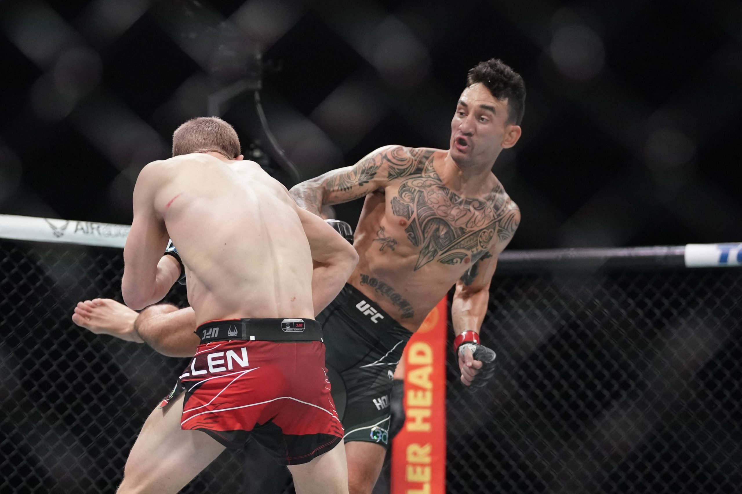 MMA: UFC Fight Night-Kansas City - Holloway vs Allen Apr 15, 2023; Kansas City, Missouri, USA; Max Holloway (red gloves) fights Arnold Allen (blue ...