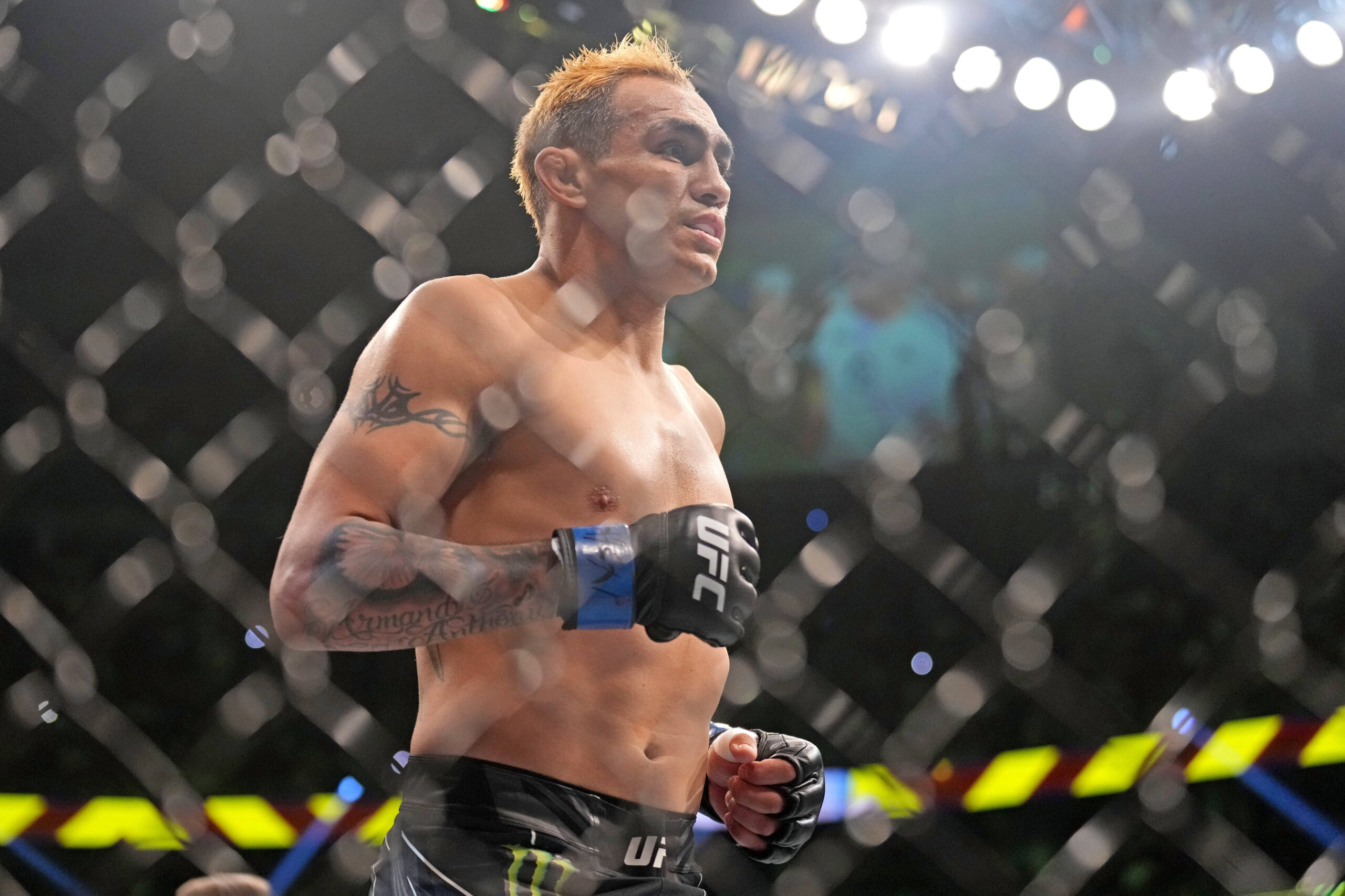 MMA: UFC 279-Diaz vs Ferguson, Sep 10, 2022; Las Vegas, Nevada, USA; Nate Diaz (red gloves) fights Tony Ferguson (blue gloves) during UFC 279 at T-...