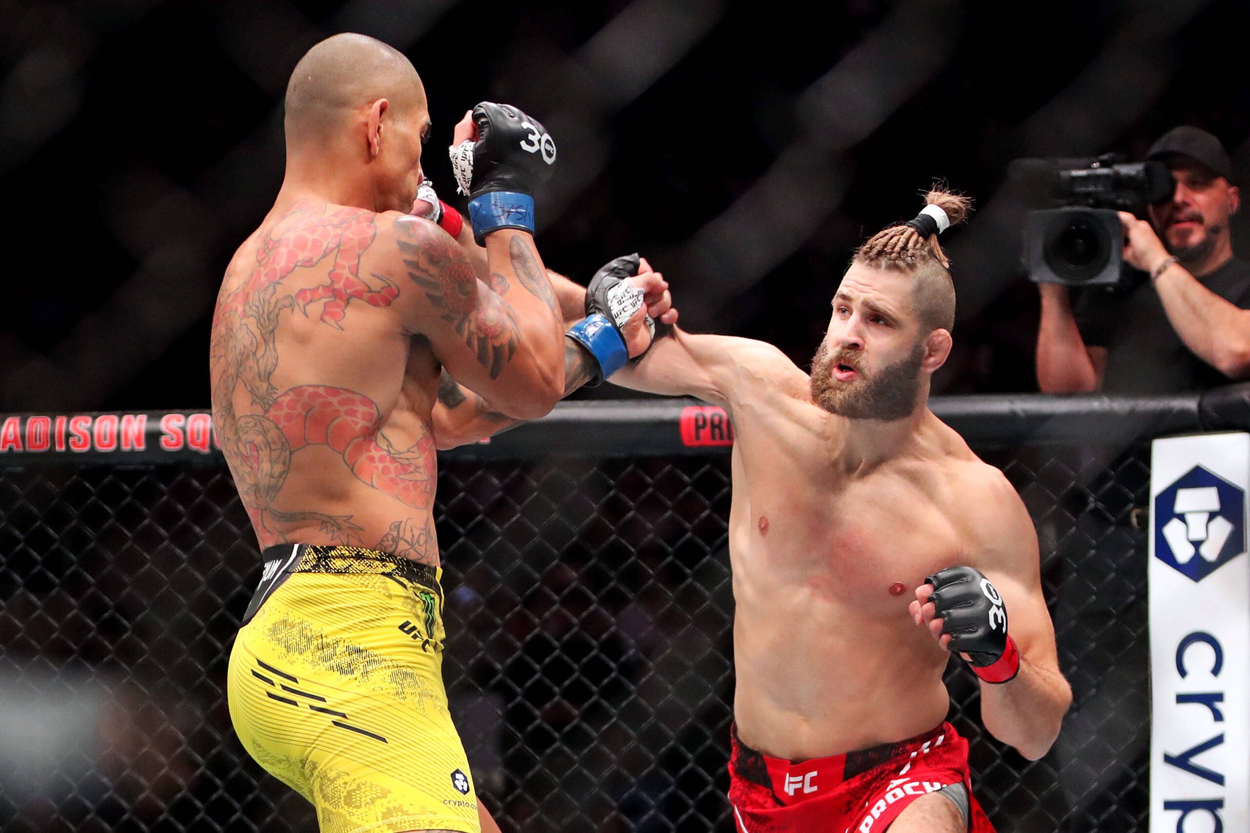 Jiri Prochazka (red gloves) fights Alex Pereira (blue gloves) during UFC 295 at Madison Square Garden.