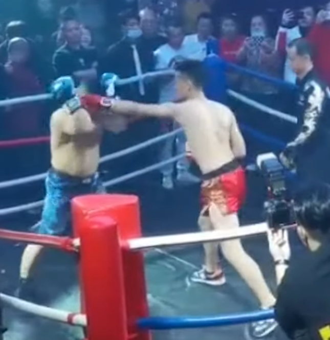 Kung Fu practitioner gets hit by kickboxer with left hand