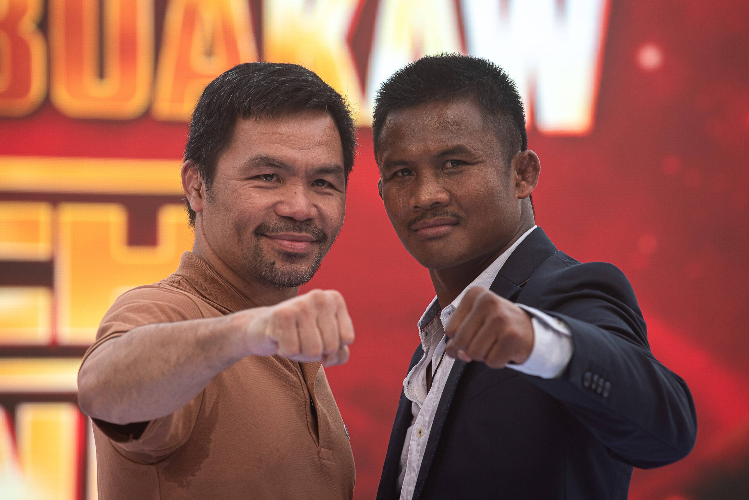 Manny Pacquiao, a Filipino boxer (L) and Buakaw Banchamek, Thai boxer (R) pose for a photo during a press conference, PK, Pressekonferenz for the e...