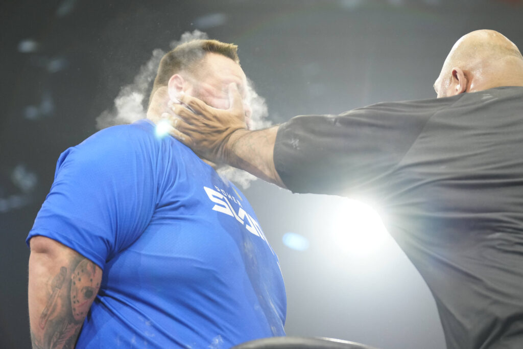 Sport Bilder des Tages UFC, Slap For Cash - Ohrfeigen-Event in Las Vegas May 24, 2023, Las Vegas, NV, LAS VEGAS, NV, United States: LAS VEGAS, NV - MAY 24: Dayne Ã¢â‚¬oeDa Hawaiin HitmanÃ¢â‚¬Â Viernes slaps Ã¢â‚¬oeSlap For CashÃ¢â‚¬Â Adam Hutchinson in a 3-round bout at UFC Apex for Power Slap 2 - Wolverine vs Bell - Event on May 24, 2023 in Las Vegas, NV, United States. Las Vegas, NV United States - ZUMAp175 20230524_zsa_p175_001 