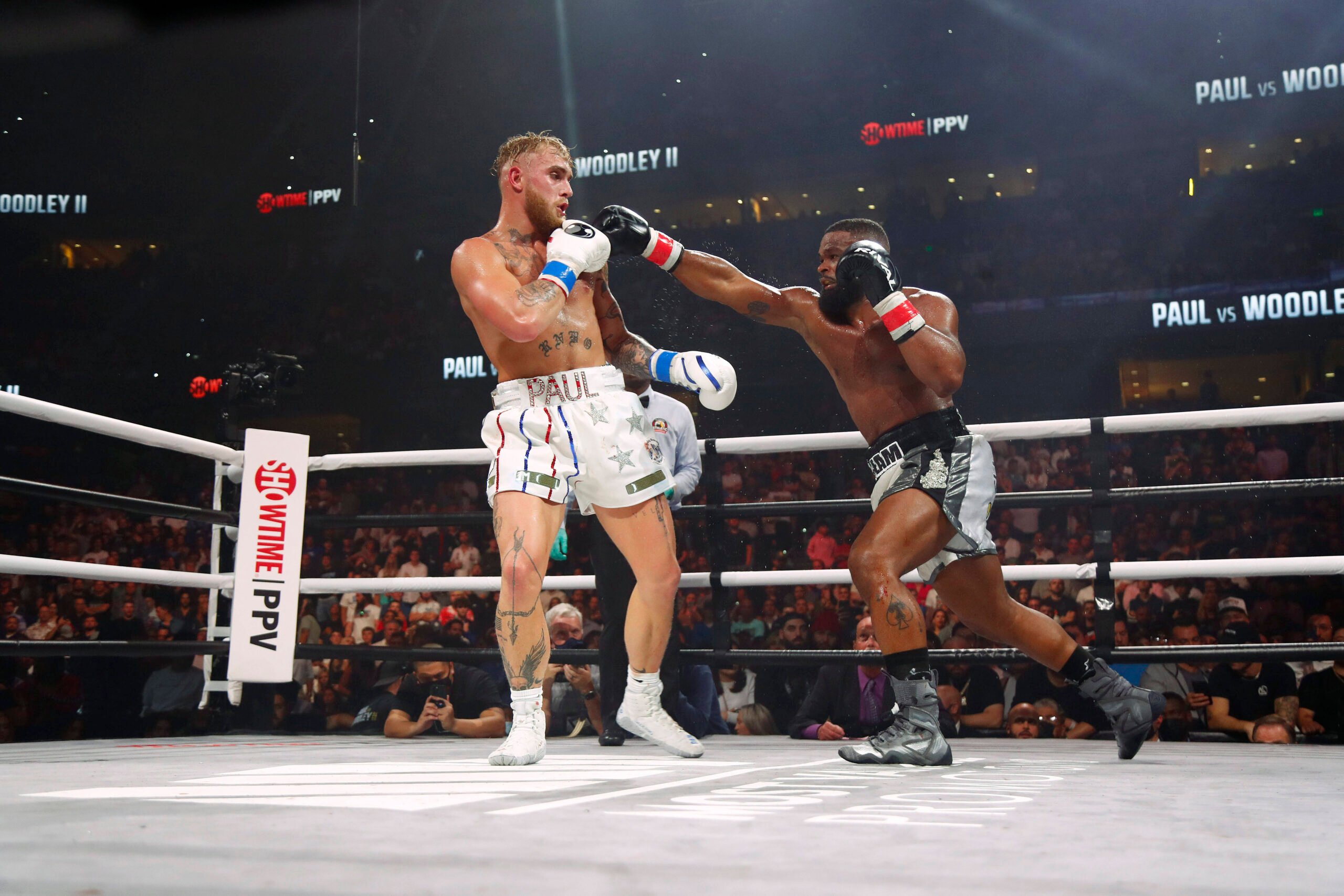 Boxing: Paul vs Woodley II, Dec 18, 2021; Tampa, FL, USA; Jake Paul and Tyron Woodley fight at Amalie Arena. Mandatory Credit: Kim Klement-USA TODA...