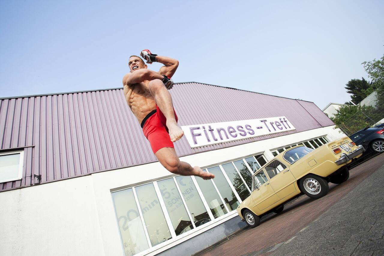 Das Flying Knee vor der Gym Der MMA-Kämpfer und Polizist Nick Hein wird am 31.5.2014 in der o2-Arena seinen ersten Kampf für die UFC bestreiten. Wi...