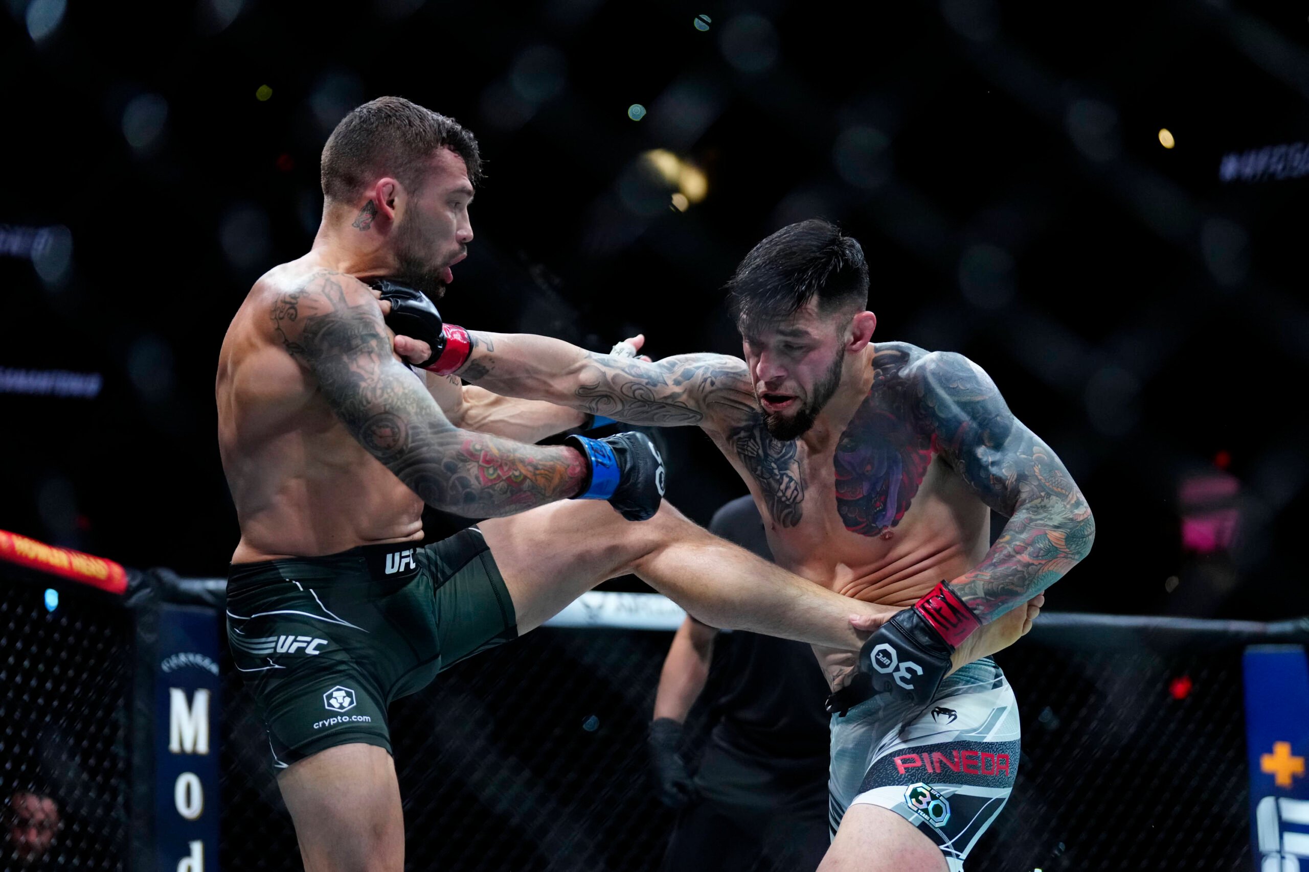 March 25, 2023, San Antonio, Texas, San Antonio, Texas, USA: SAN ANTONIO, TEXAS - MARCH 25: (R-L) Daniel Pineda punches Tucker Lutz in their Feathe...