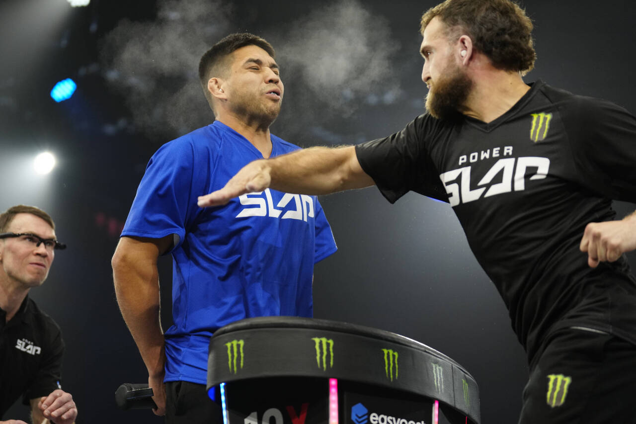 May 24, 2023, Las Vegas, NV, LAS VEGAS, NV, United States: LAS VEGAS, NV - MAY 24: (R-L) John Ã¢â‚¬oeThe MachineÃ¢â‚¬Â Davis slaps Wesley Ã¢â‚¬oeA...