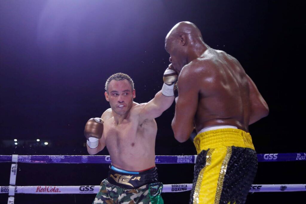 Mexican boxer Julio Cesar Chavez Jr (L) faces Brazilian Anderson Silva during the Tribute to the Kings exhibition event at the Jalisco Stadium in the city of Guadalajara, Mexico, 19 June 2021. Exhibition fight Tribute to the Kings in Guadalajara !ACHTUNG: NUR REDAKTIONELLE NUTZUNG! PUBLICATIONxINxGERxSUIxAUTxONLY AME7208 20210620-637597872184895732