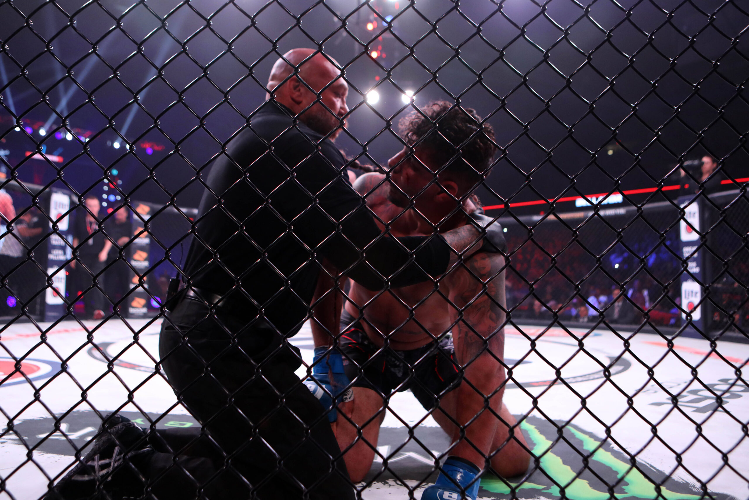 MMA: Bellator 198-Emelianeko vs Mir, Apr 28, 2018; Rosemont, IL, USA; Fedor Emelianeko (red gloves) fights Frank Mir (blue gloves) during Bellator ...