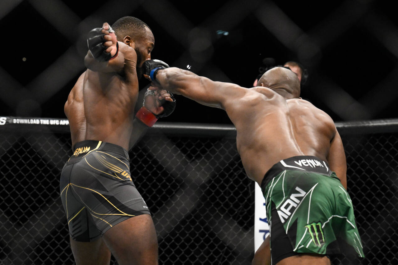 MMA: UFC 286 - Edwards vs Usman Mar 18, 2023; London, UNITED KINGDOM; Leon Edwards (red gloves) fights Kamaru Usman (blue gloves) during UFC 286 at...