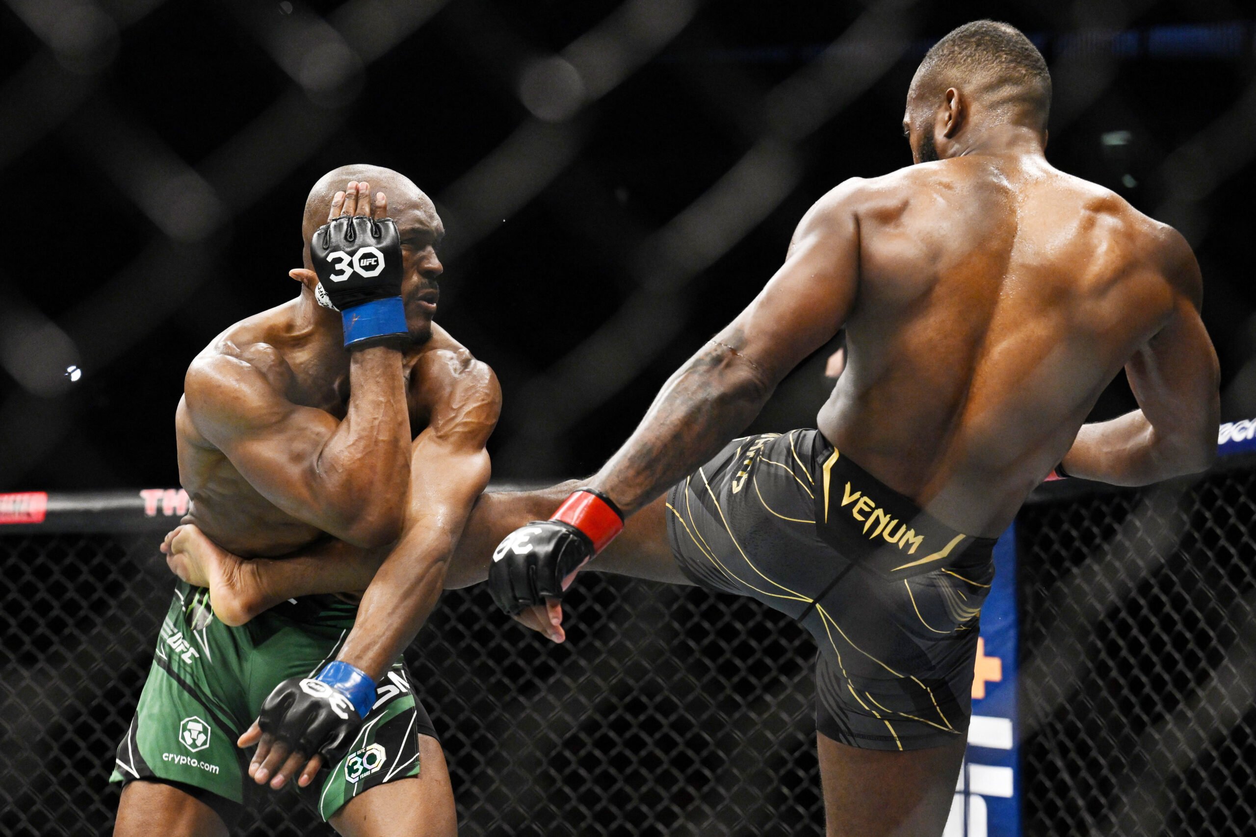 MMA: UFC 286 - Edwards vs Usman Mar 18, 2023; London, UNITED KINGDOM; Leon Edwards (red gloves) fights Kamaru Usman (blue gloves) during UFC 286 at...