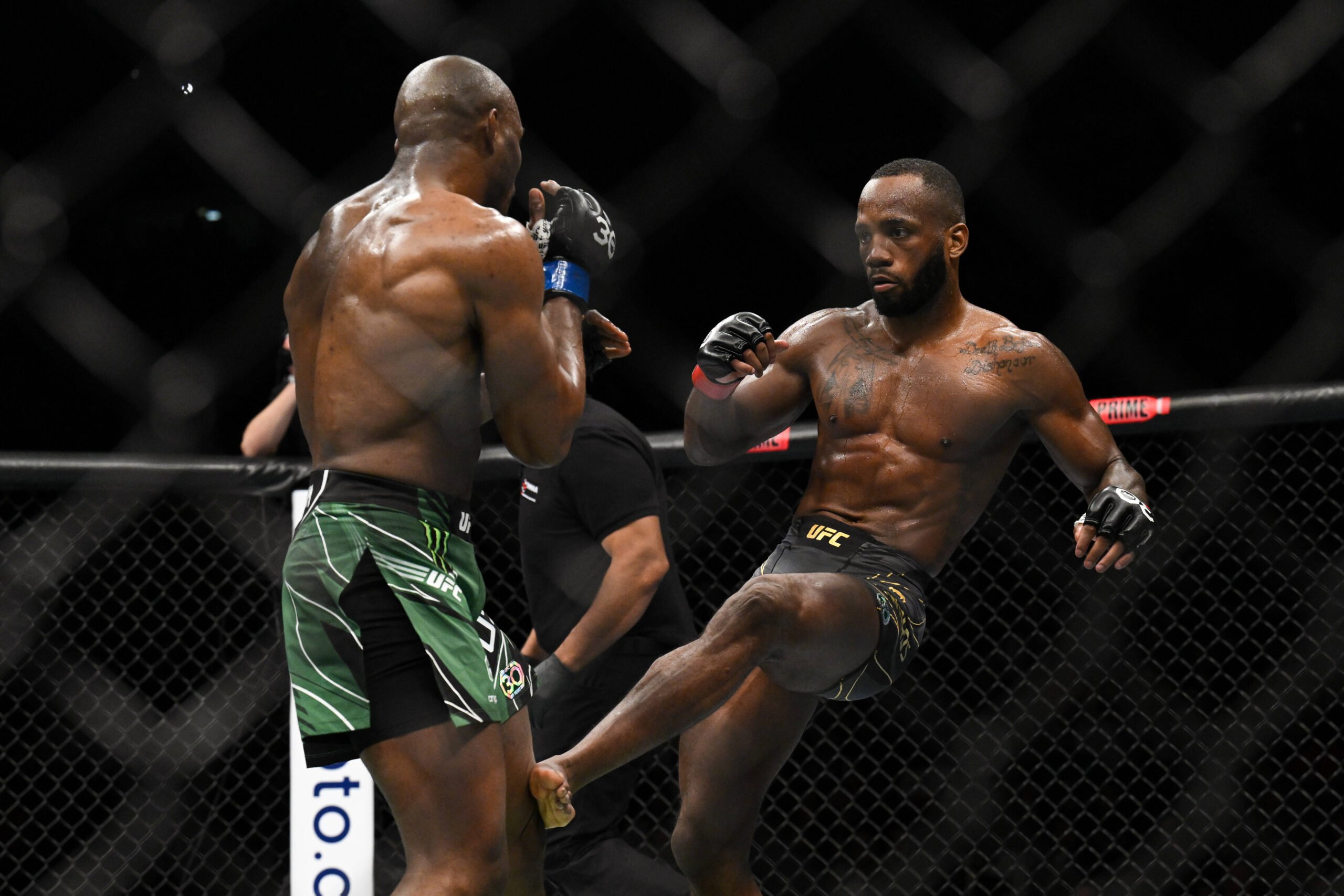 MMA: UFC 286 - Edwards vs Usman Mar 18, 2023; London, UNITED KINGDOM; Leon Edwards (red gloves) fights Kamaru Usman (blue gloves) during UFC 286 at...