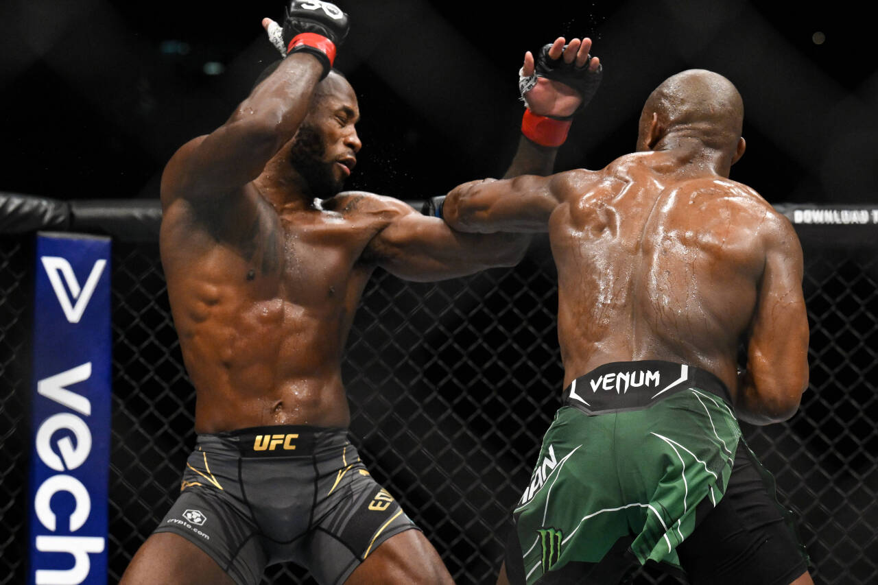 MMA: UFC 286 - Edwards vs Usman Mar 18, 2023; London, UNITED KINGDOM; Leon Edwards (red gloves) fights Kamaru Usman (blue gloves) during UFC 286 at...