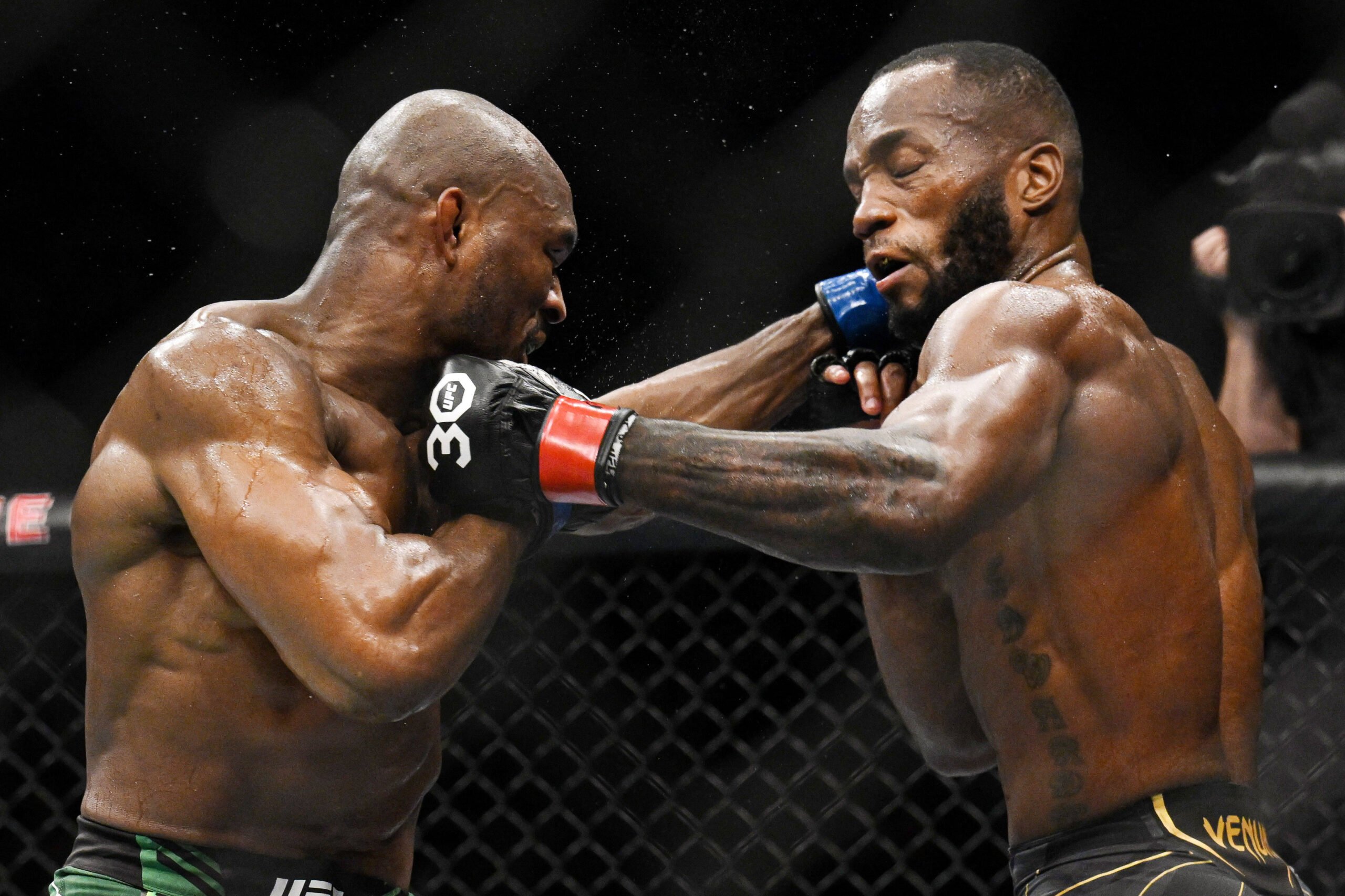 MMA: UFC 286 - Edwards vs Usman Mar 18, 2023; London, UNITED KINGDOM; Leon Edwards (red gloves) fights Kamaru Usman (blue gloves) during UFC 286 at...