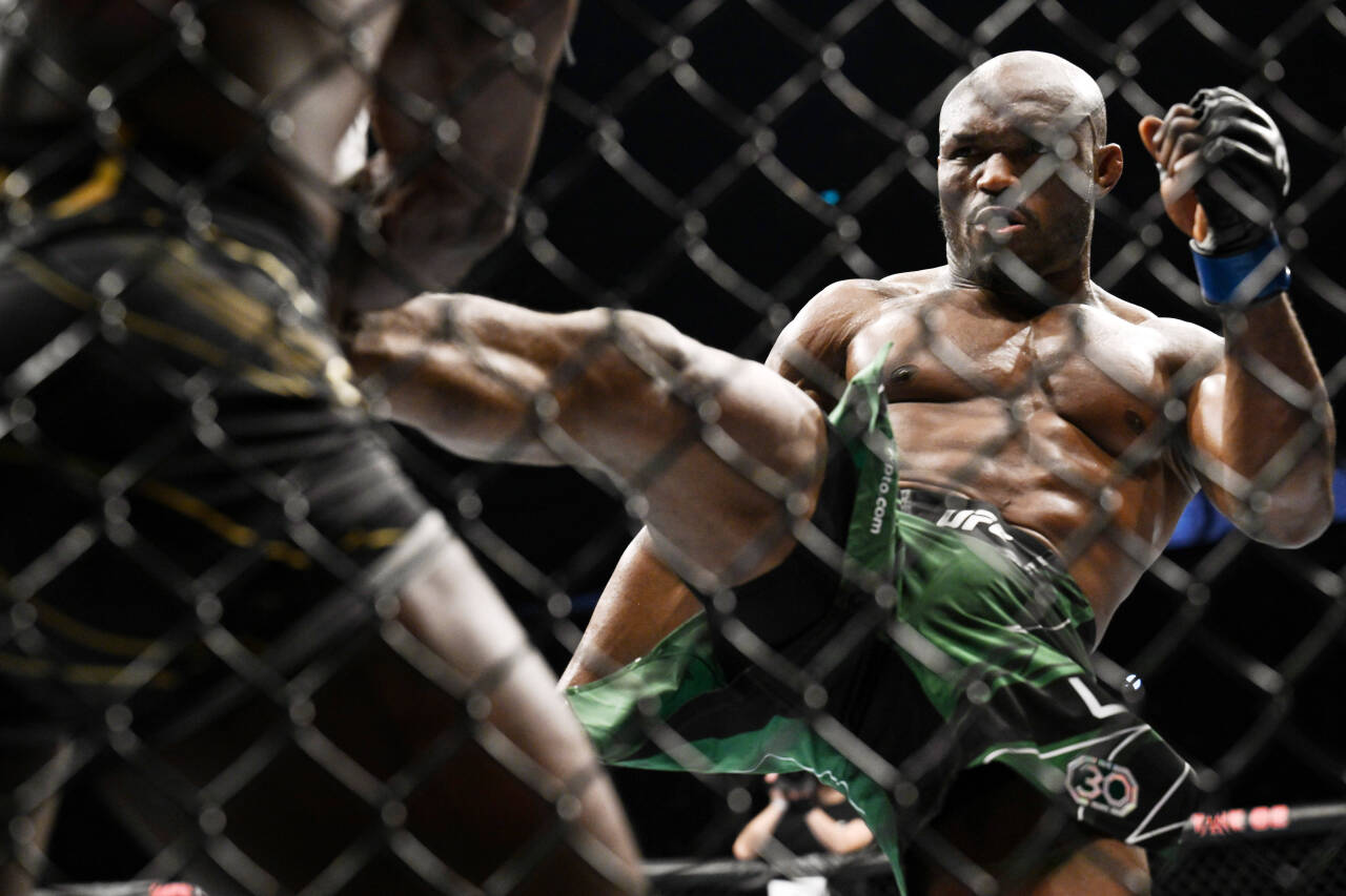 MMA: UFC 286 - Edwards vs Usman Mar 18, 2023; London, UNITED KINGDOM; Leon Edwards (red gloves) fights Kamaru Usman (blue gloves) during UFC 286 at...