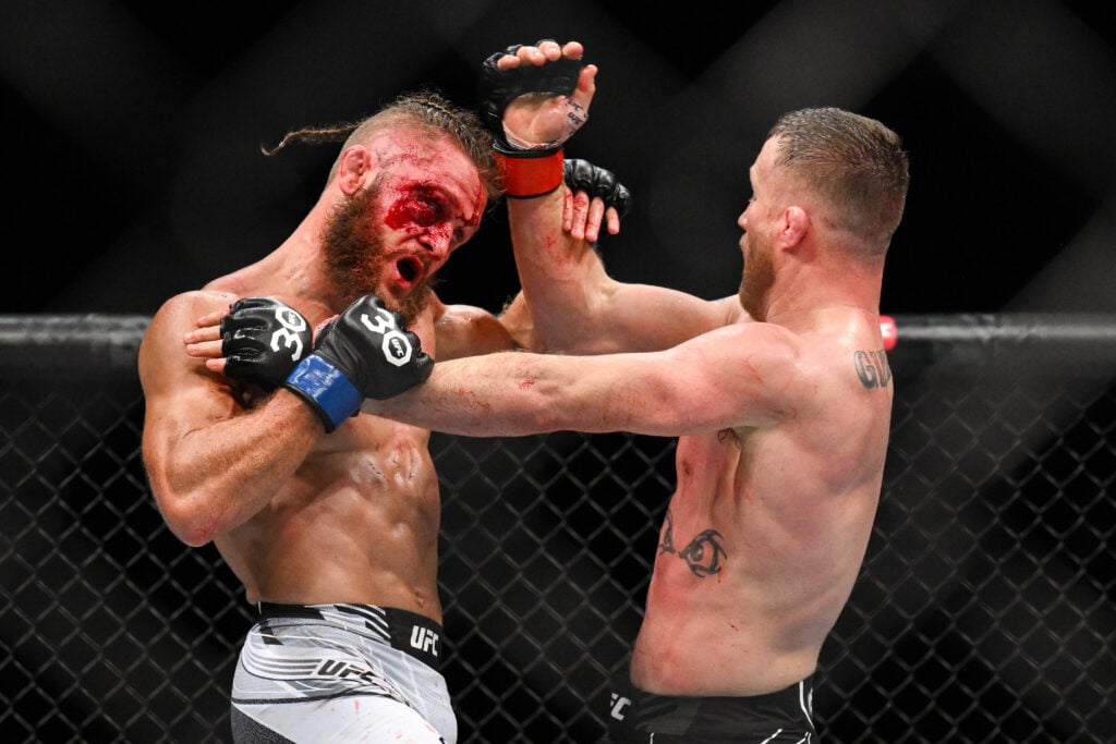 MMA: UFC 286 - Gaethje vs Fiziev Mar 18, 2023; London, UNITED KINGDOM; Justin Gaethje (red gloves) fights Rafael Fiziev (blue gloves) during UFC 286 at O2 Arena. London O2 Arena UNITED KINGDOM, EDITORIAL USE ONLY PUBLICATIONxINxGERxSUIxAUTxONLY 20230318_kab_bk4_213