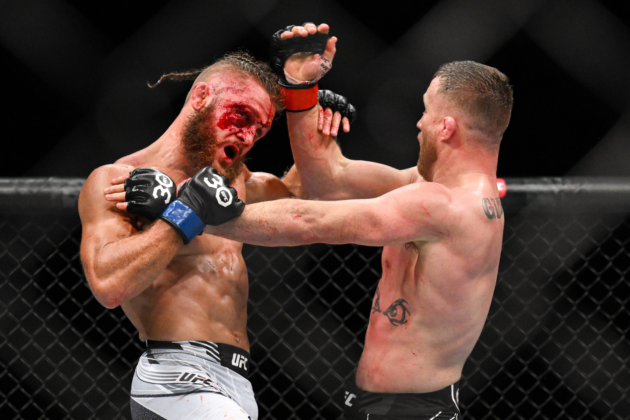 MMA: UFC 286 - Gaethje vs Fiziev Mar 18, 2023; London, UNITED KINGDOM; Justin Gaethje (red gloves) fights Rafael Fiziev (blue gloves) during UFC 28...