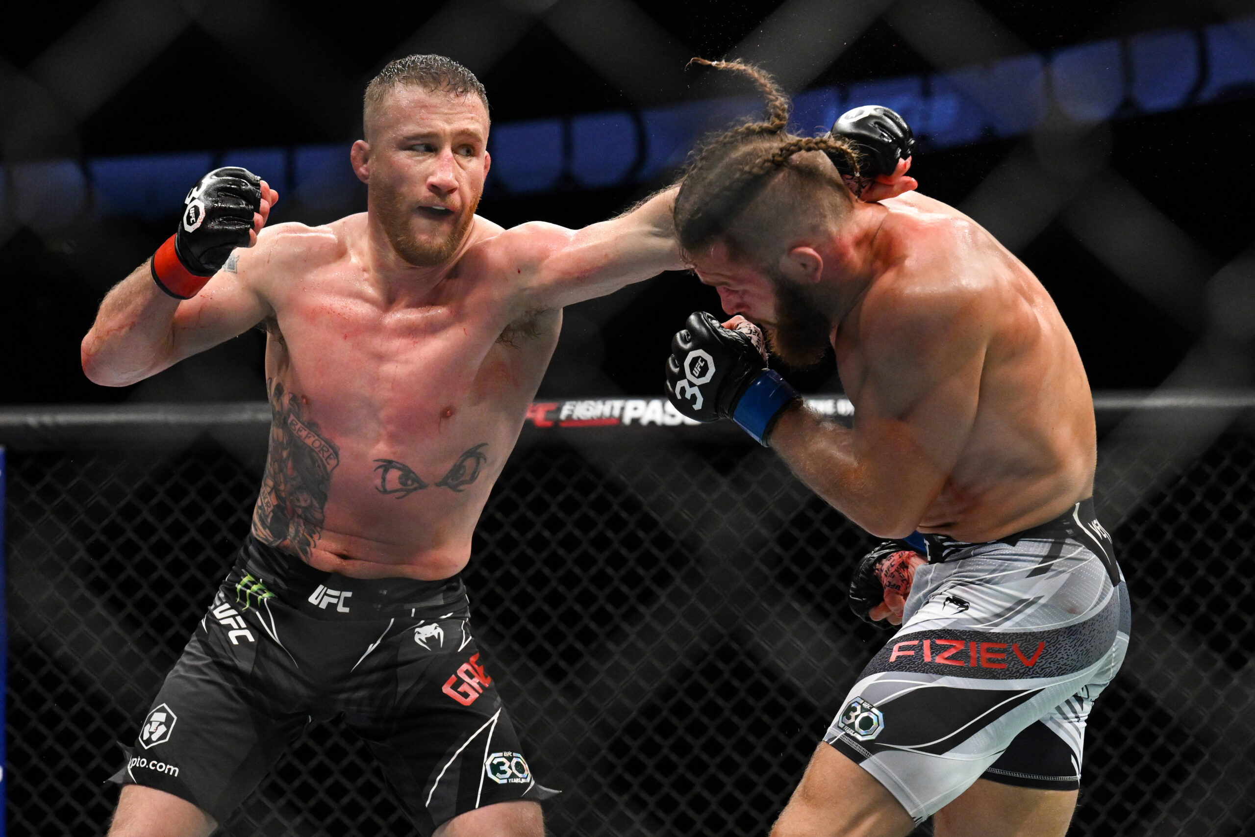 MMA: UFC 286 - Gaethje vs Fiziev Mar 18, 2023; London, UNITED KINGDOM; Justin Gaethje (red gloves) fights Rafael Fiziev (blue gloves) during UFC 28...