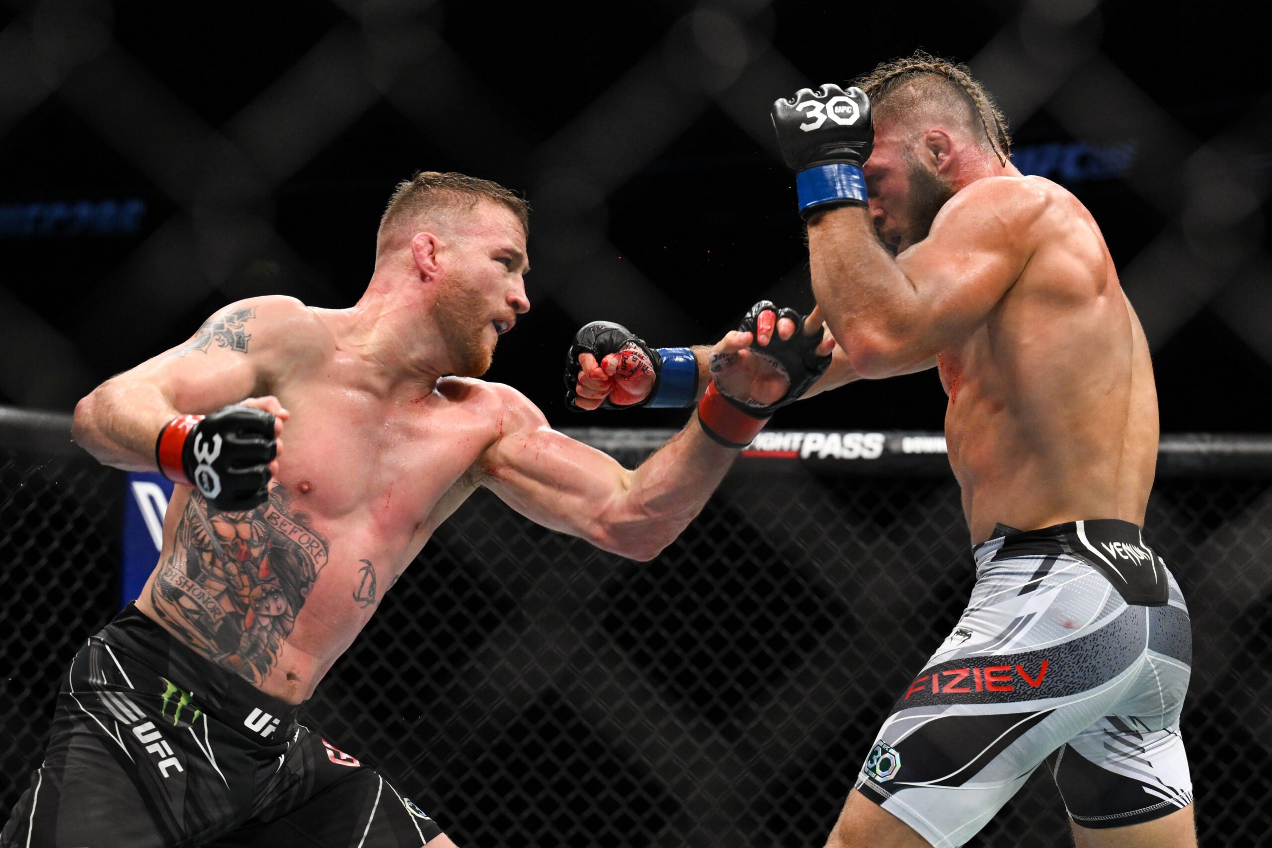 MMA: UFC 286 - Gaethje vs Fiziev Mar 18, 2023; London, UNITED KINGDOM; Justin Gaethje (red gloves) fights Rafael Fiziev (blue gloves) during UFC 28...