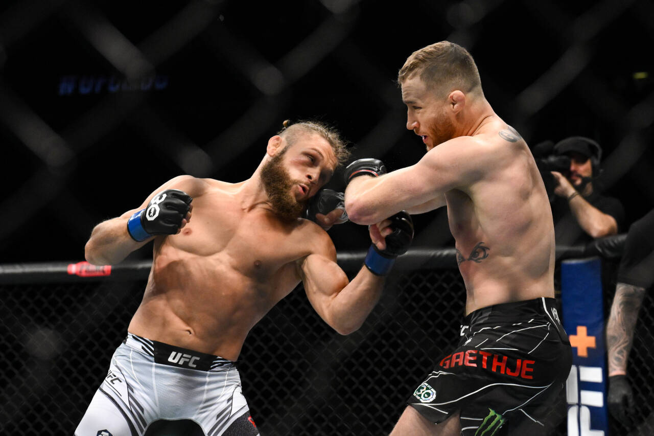 MMA: UFC 286 - Gaethje vs Fiziev Mar 18, 2023; London, UNITED KINGDOM; Justin Gaethje (red gloves) fights Rafael Fiziev (blue gloves) during UFC 28...