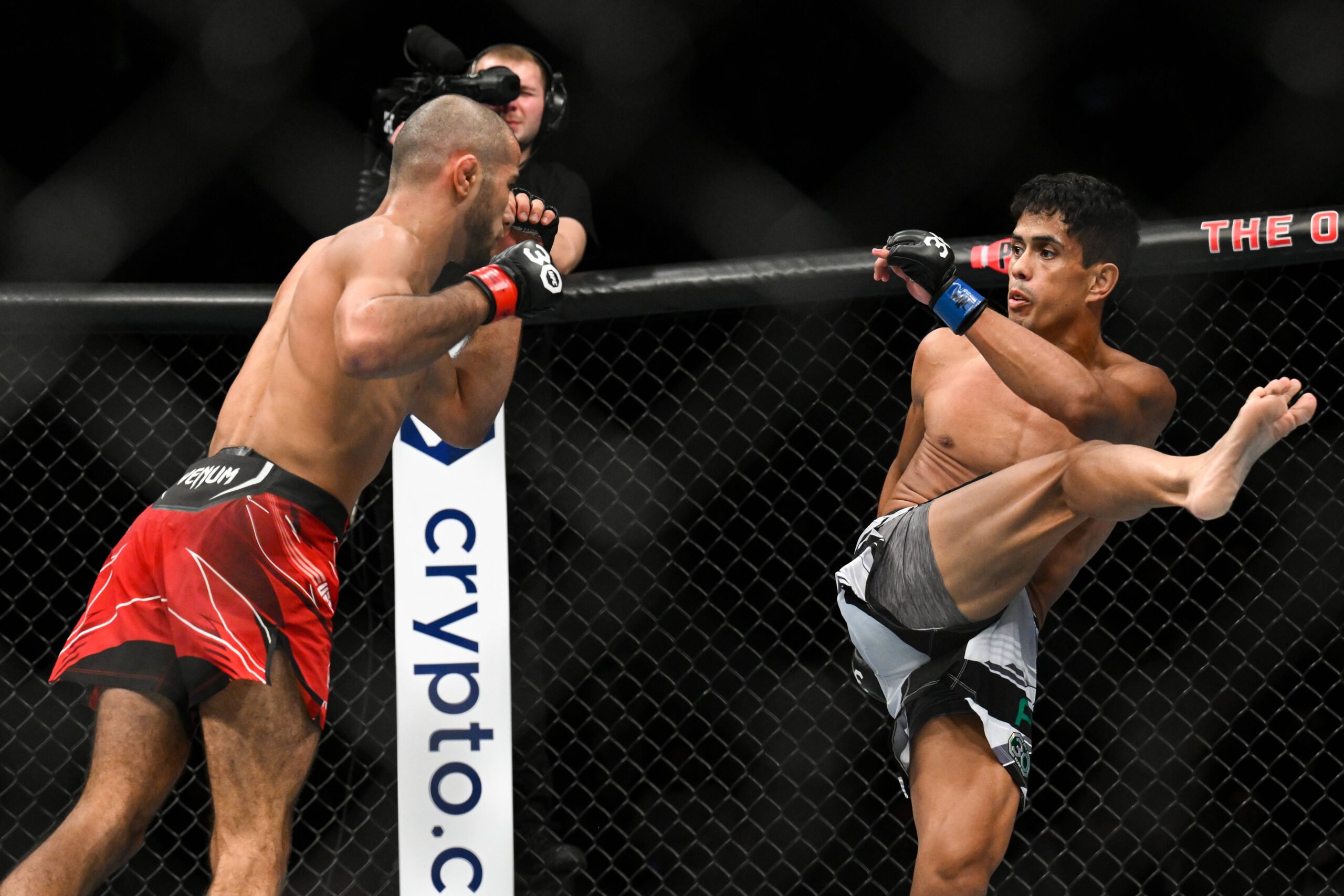 MMA: UFC 286 - Mokaev vs Filho Mar 18, 2023; London, UNITED KINGDOM; Muhammad Mokaev (red gloves) fights Jafel Filho (blue gloves) during UFC 286 a...