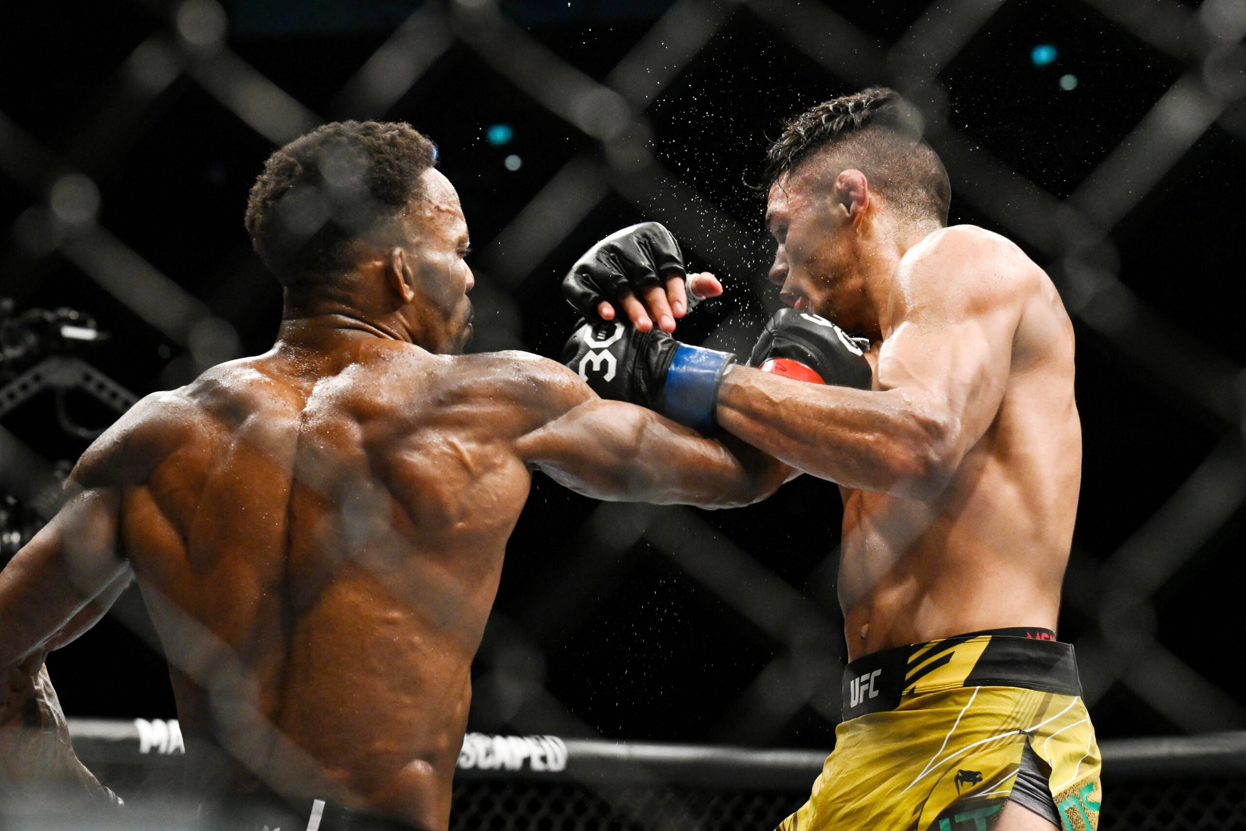 MMA: UFC 286 - Murphy vs Santos Mar 18, 2023; London, UNITED KINGDOM; Lerone Murphy (red gloves) fights Gabriel Santos (blue gloves) during UFC 286...