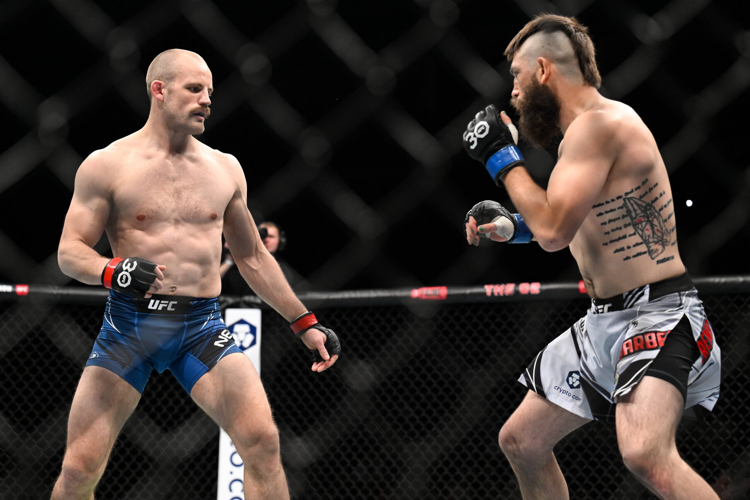MMA: UFC 286 - Nelson vs Barberena Mar 18, 2023; London, UNITED KINGDOM; Gunnar Nelson (red gloves) fights Bryan Barberena (blue gloves) during UFC...