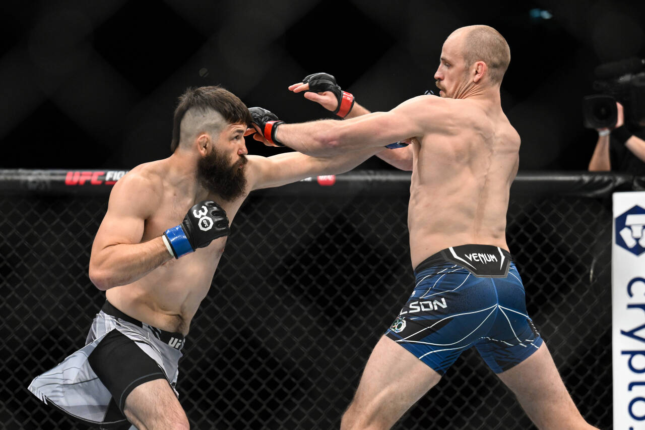 MMA: UFC 286 - Nelson vs Barberena Mar 18, 2023; London, UNITED KINGDOM; Gunnar Nelson (red gloves) fights Bryan Barberena (blue gloves) during UFC...