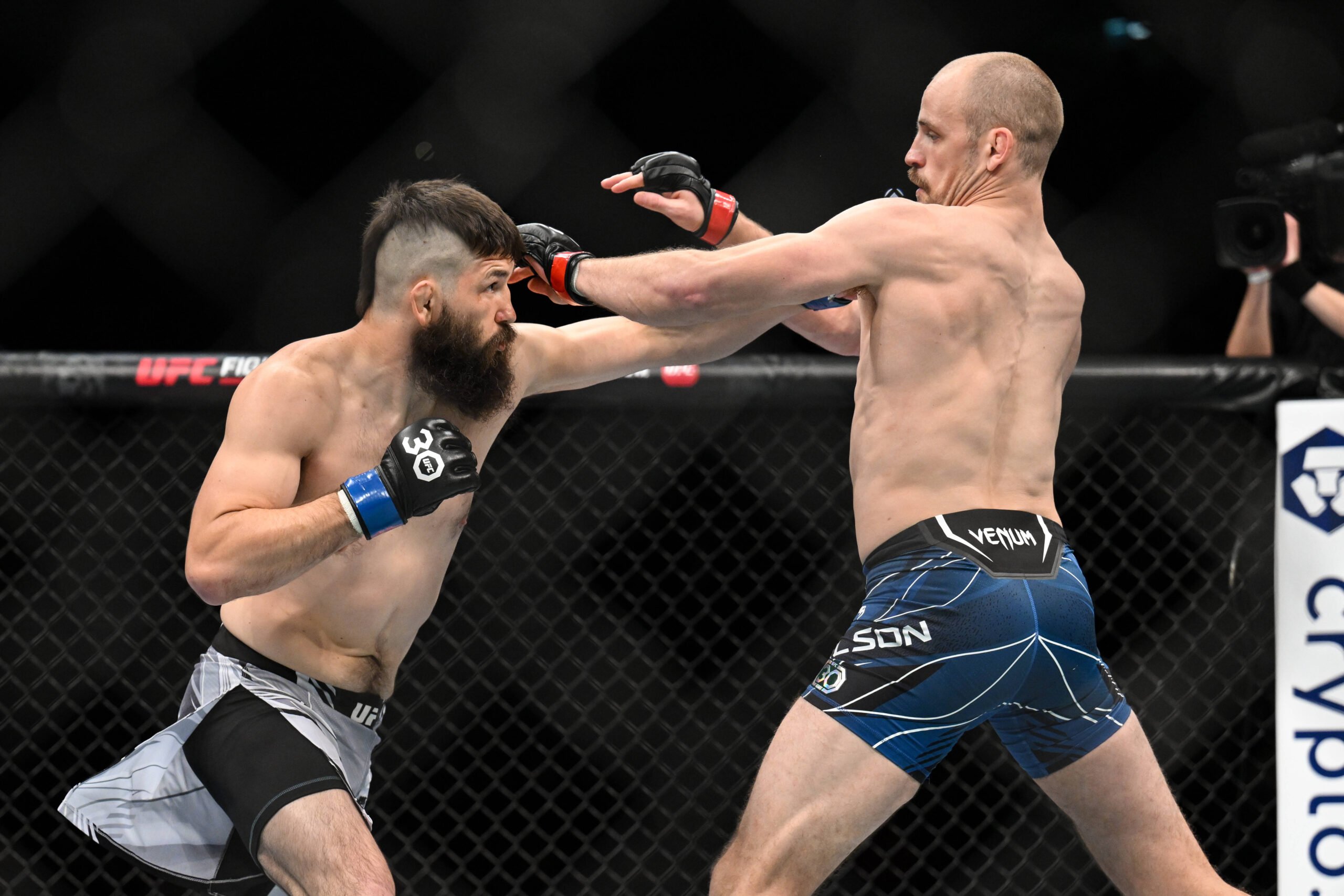 MMA: UFC 286 - Nelson vs Barberena Mar 18, 2023; London, UNITED KINGDOM; Gunnar Nelson (red gloves) fights Bryan Barberena (blue gloves) during UFC...