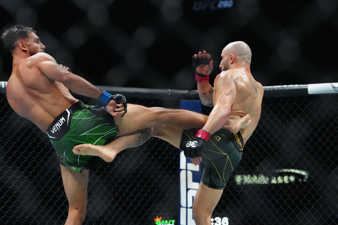 MMA: UFC 290 - Volkanovski vs Rodriguez Jul 8, 2023; Las Vegas, Nevada, USA; Alexander Volkanovski (red gloves) fights Yair Rodriguez (blue gloves)...