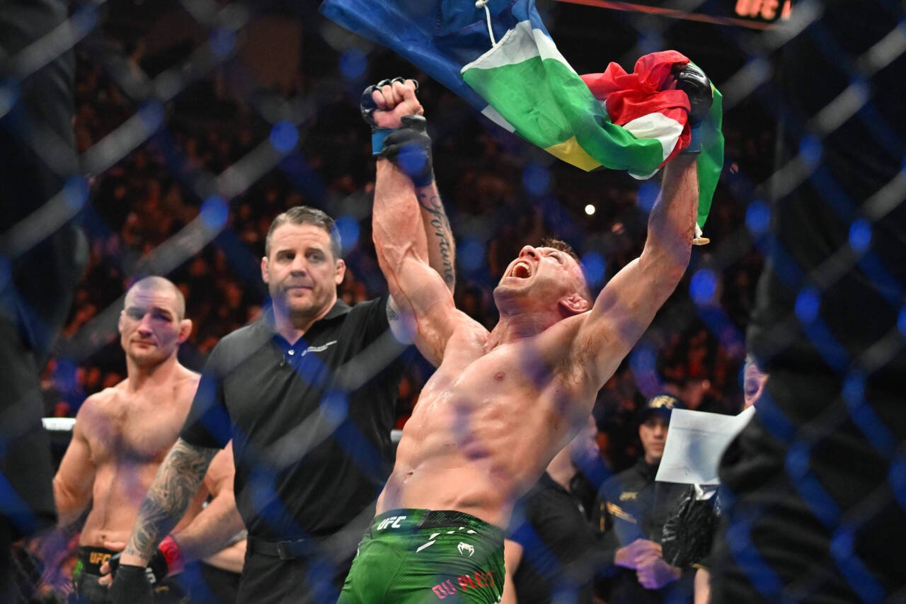 MMA: UFC 297 - Strickland vs Du Plessis Jan 20, 2024; Toronto, Canada, USA; Dricus Du Plessis (blue gloves) celebrates defeating Sean Strickland (r...