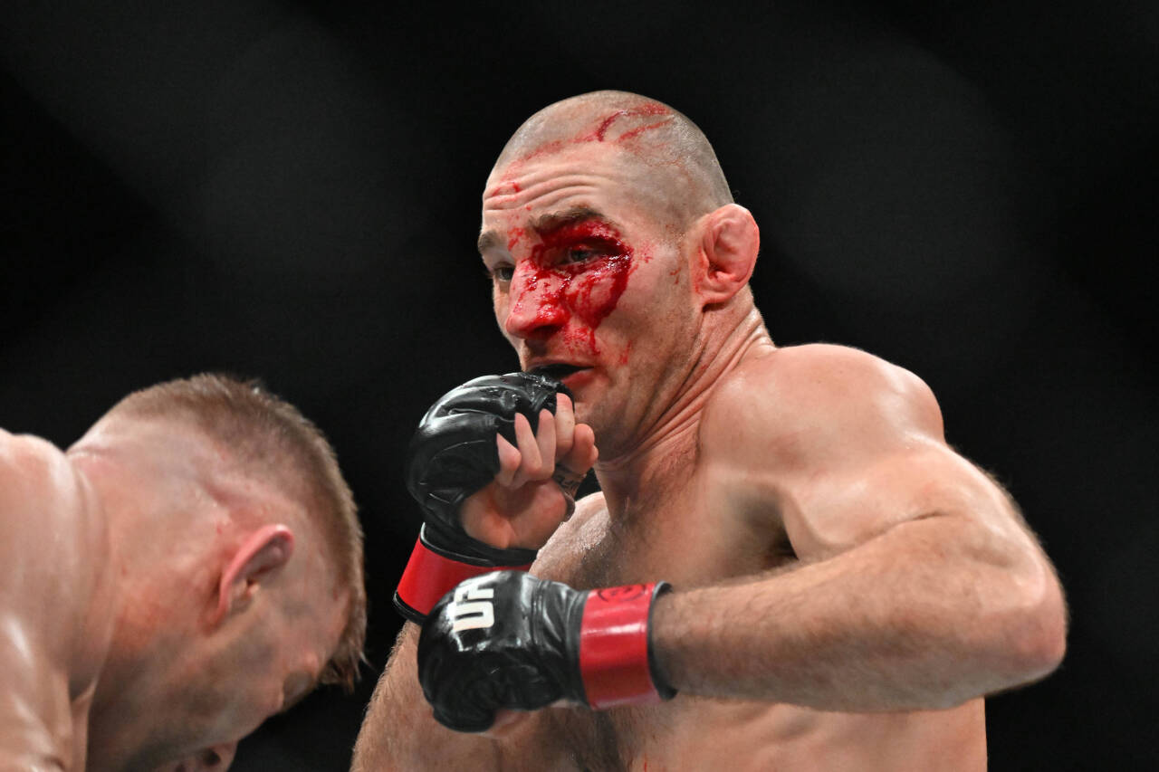 MMA: UFC 297 - Strickland vs Du Plessis Jan 20, 2024; Toronto, Canada, USA; Sean Strickland (red glove) fights Dricus Du Plessis (blue gloves) duri...