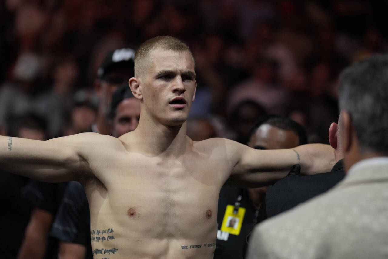 MMA: UFC Fight Night - Charlotte - Rodriguez vs Garry May 13, 2023; Charlotte, North Carolina, USA; Ian Garry (blue gloves) prepares to fight Danie...
