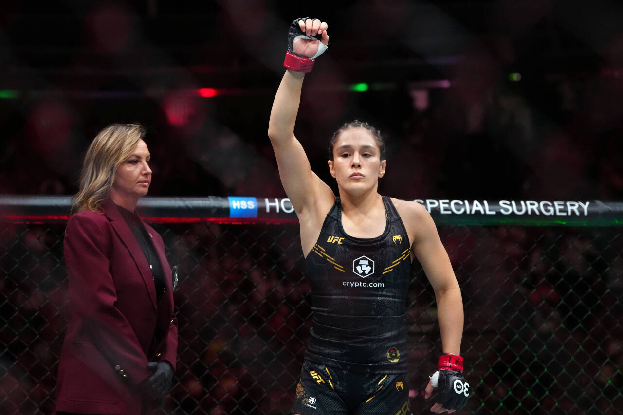 MMA: UFC Fight Night - Las Vegas- Holland vs Della Maddalena Sep 16, 2023; Las Vegas, Nevada, USA; Alexa Grasso (red gloves) prepares to fight Vale...