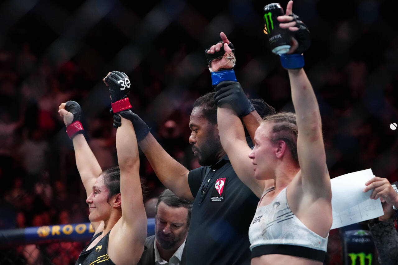 MMA: UFC Fight Night - Las Vegas- Grasso vs Shevchenko Sep 16, 2023; Las Vegas, Nevada, USA; Alexa Grasso (red gloves) and Valentina Shevchenko (bl...