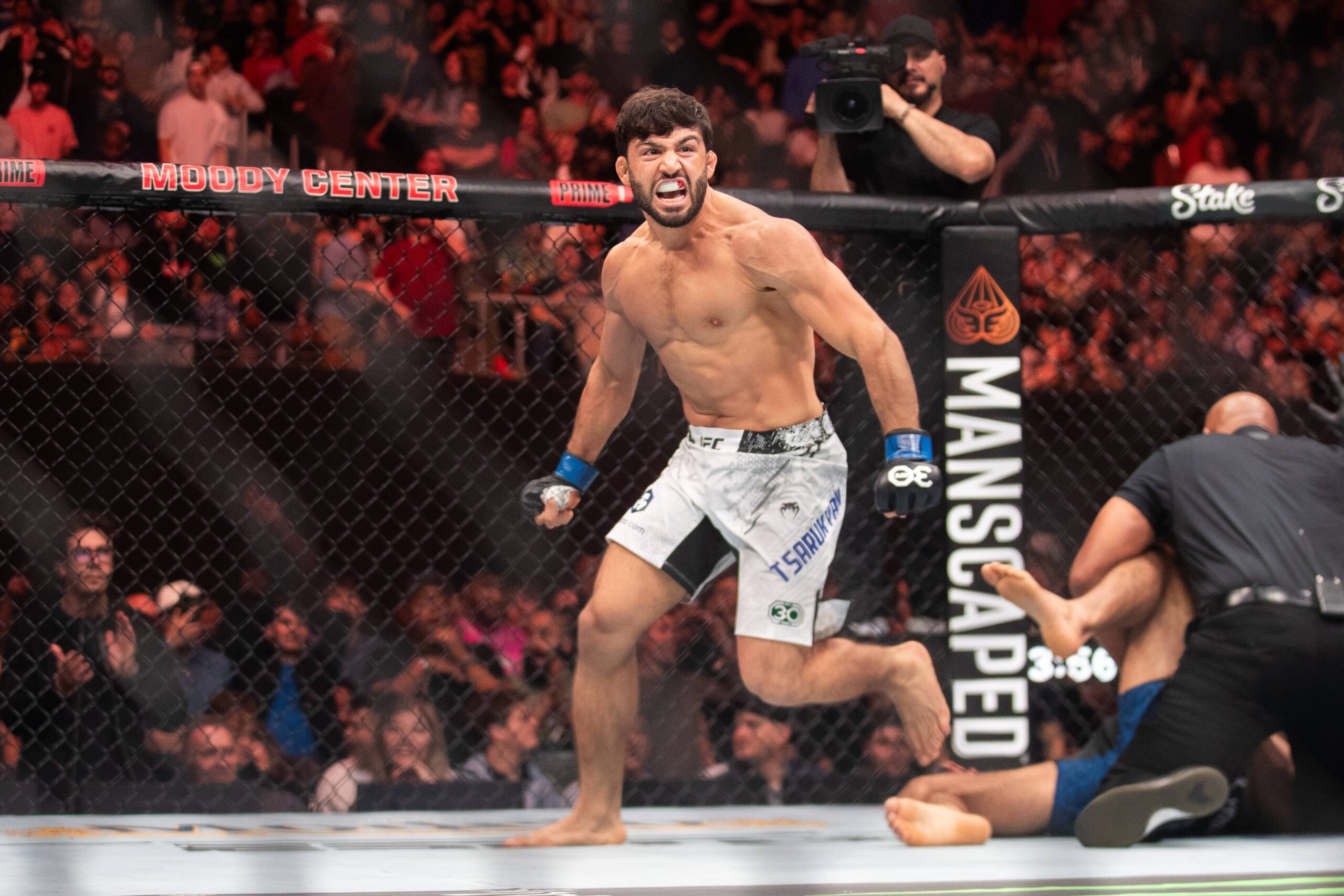 Sport Bilder des Tages December 2, 2023, AUSTIN, TEXAS, United States: Austin, TX- Arman Tsarukyan celebrating his win in Lightweight Bout during U...