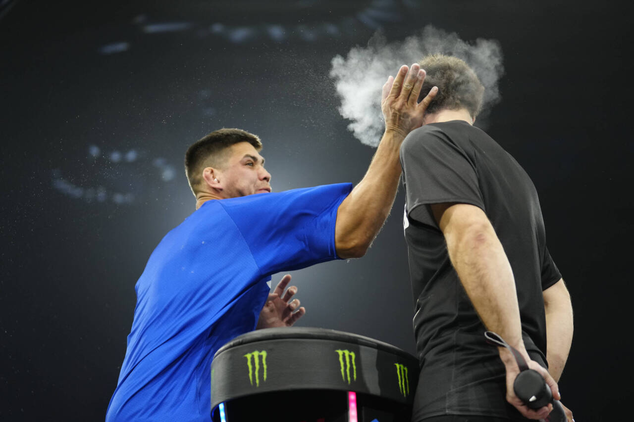 UFC, Slap For Cash - Ohrfeigen-Event in Las Vegas May 24, 2023, Las Vegas, NV, LAS VEGAS, NV, United States: LAS VEGAS, NV - MAY 24: (L-R) Wesley Ã...