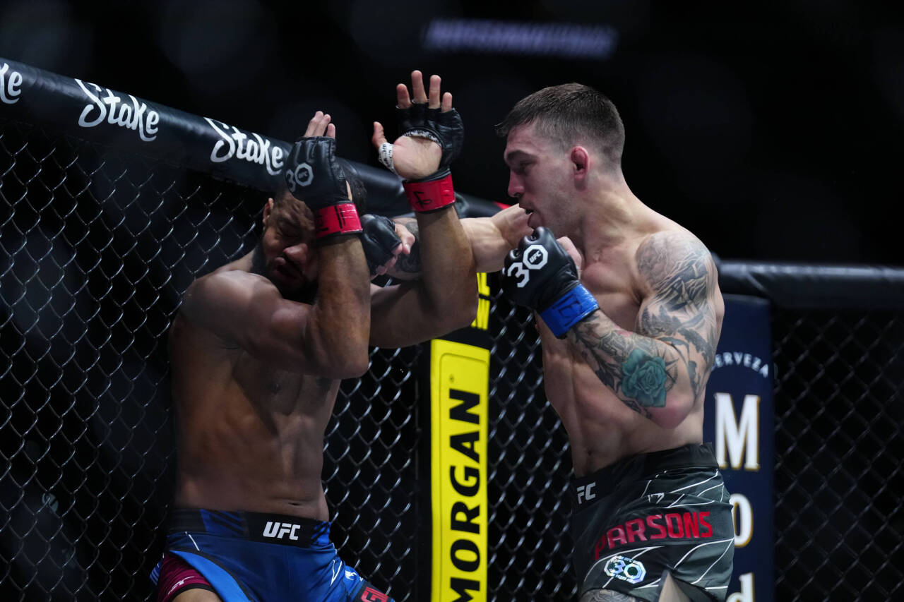 March 25, 2023, San Antonio, Texas, San Antonio, Texas, USA: SAN ANTONIO, TEXAS - MARCH 25: (R-L) Preston Parsons punches Trevin Giles in their Wel...